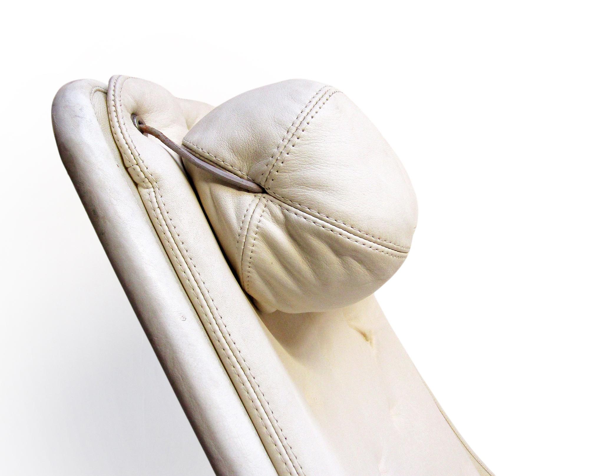 Chaise Jetson suédoise de l'ère spatiale des années 1970 en cuir blanc par Bruno Mathsson pour Dux en vente 2
