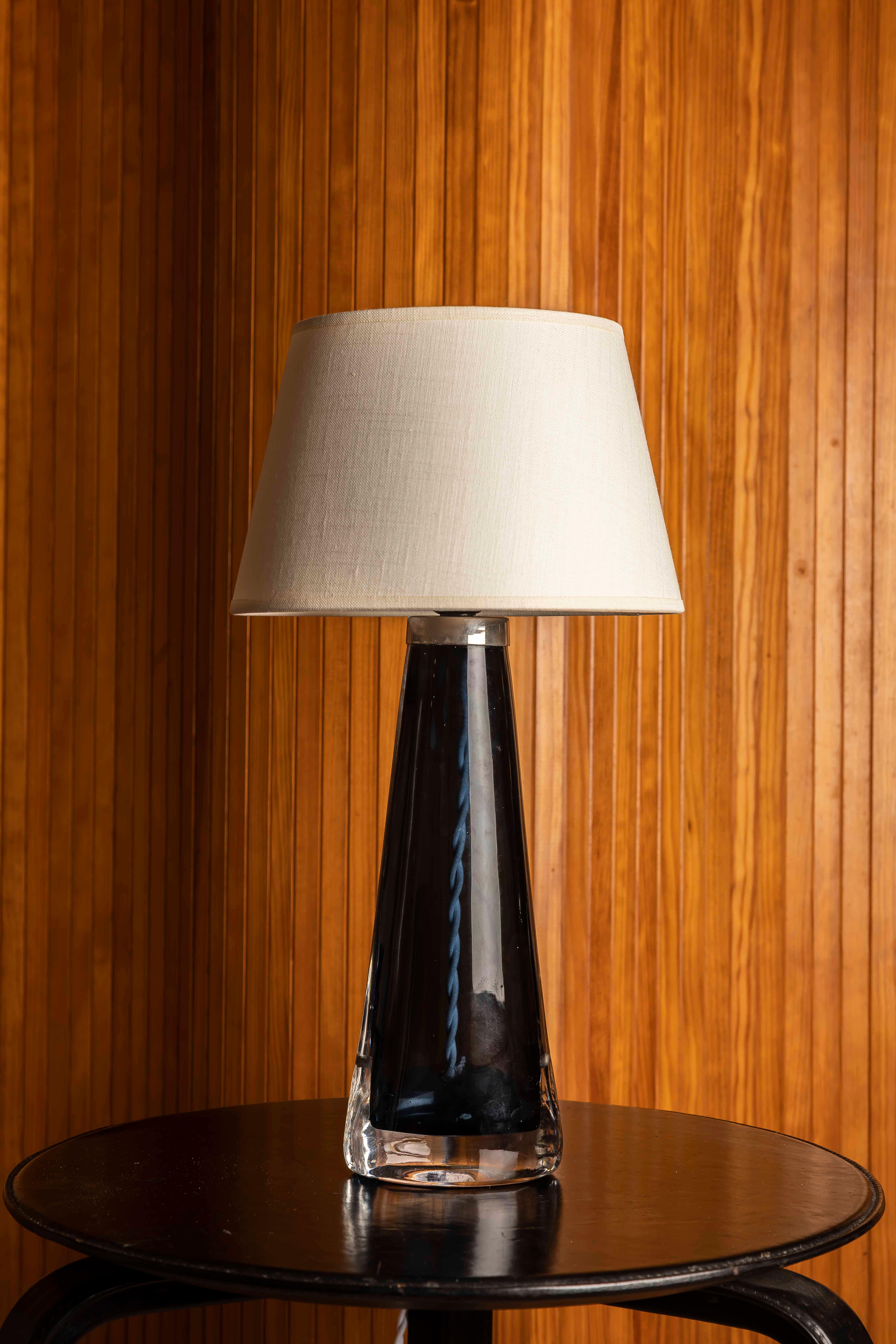 1970s Swedish Table Lamp in Blue Glass by Orrefors, Signed In Good Condition For Sale In BARCELONA, ES
