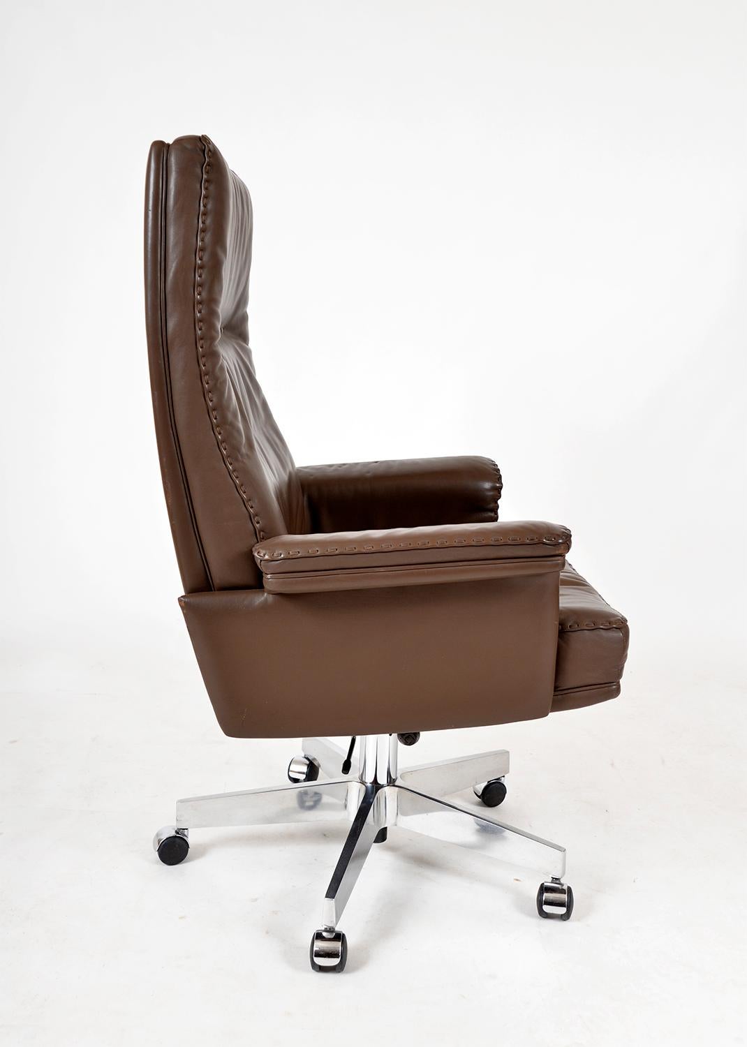 De Sede has been creating premium quality leather furniture in Switzerland since the mid-1960s. This fabulous example of a De Sede DS 35 Executive office chair in dark brown leather, is in wonderful supple condition and shows only slight signs of