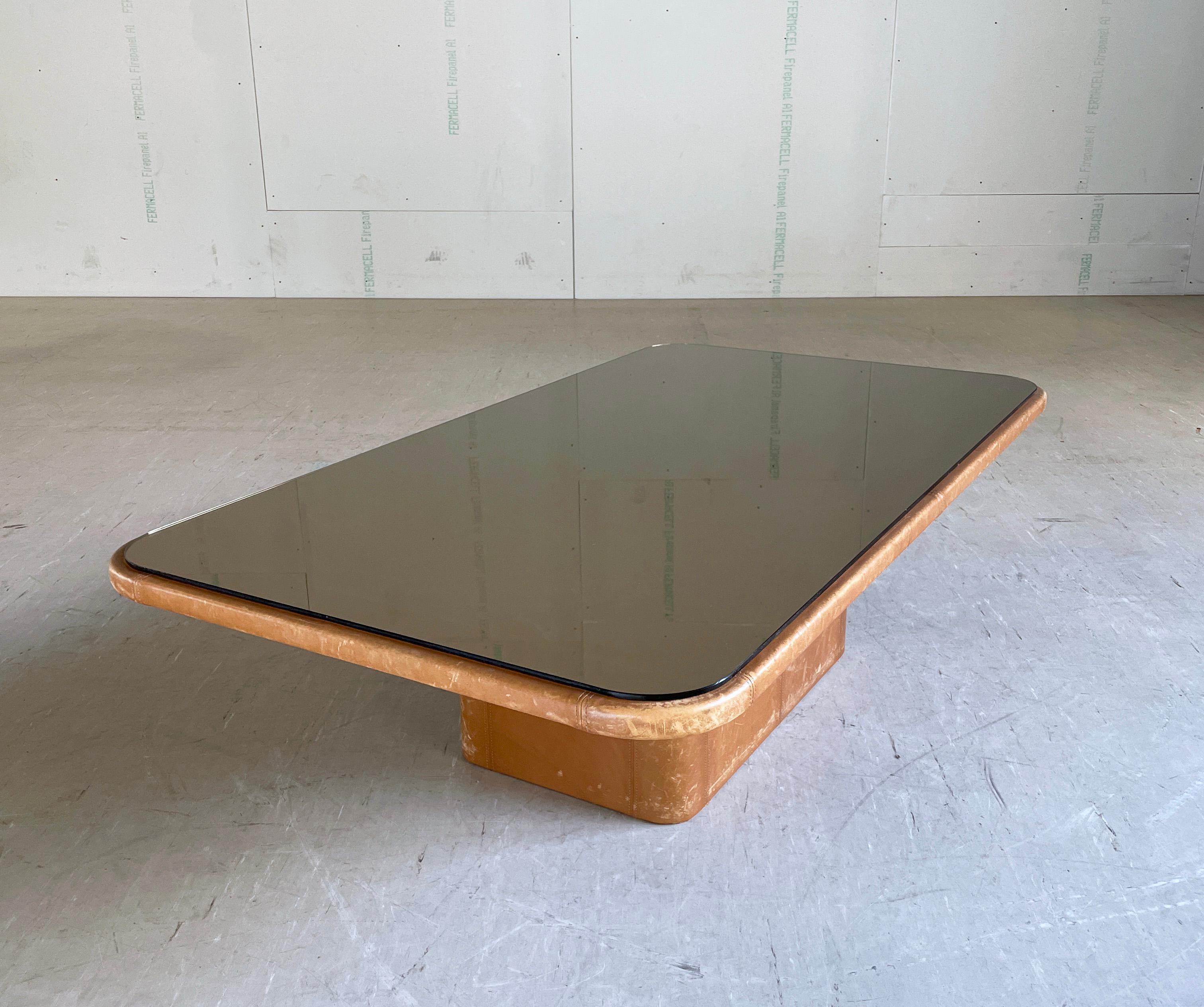 1970's Swiss DeSede DS-66 Floating Leather & Mirrored Glass Lounge Table In Good Condition For Sale In Bern, CH