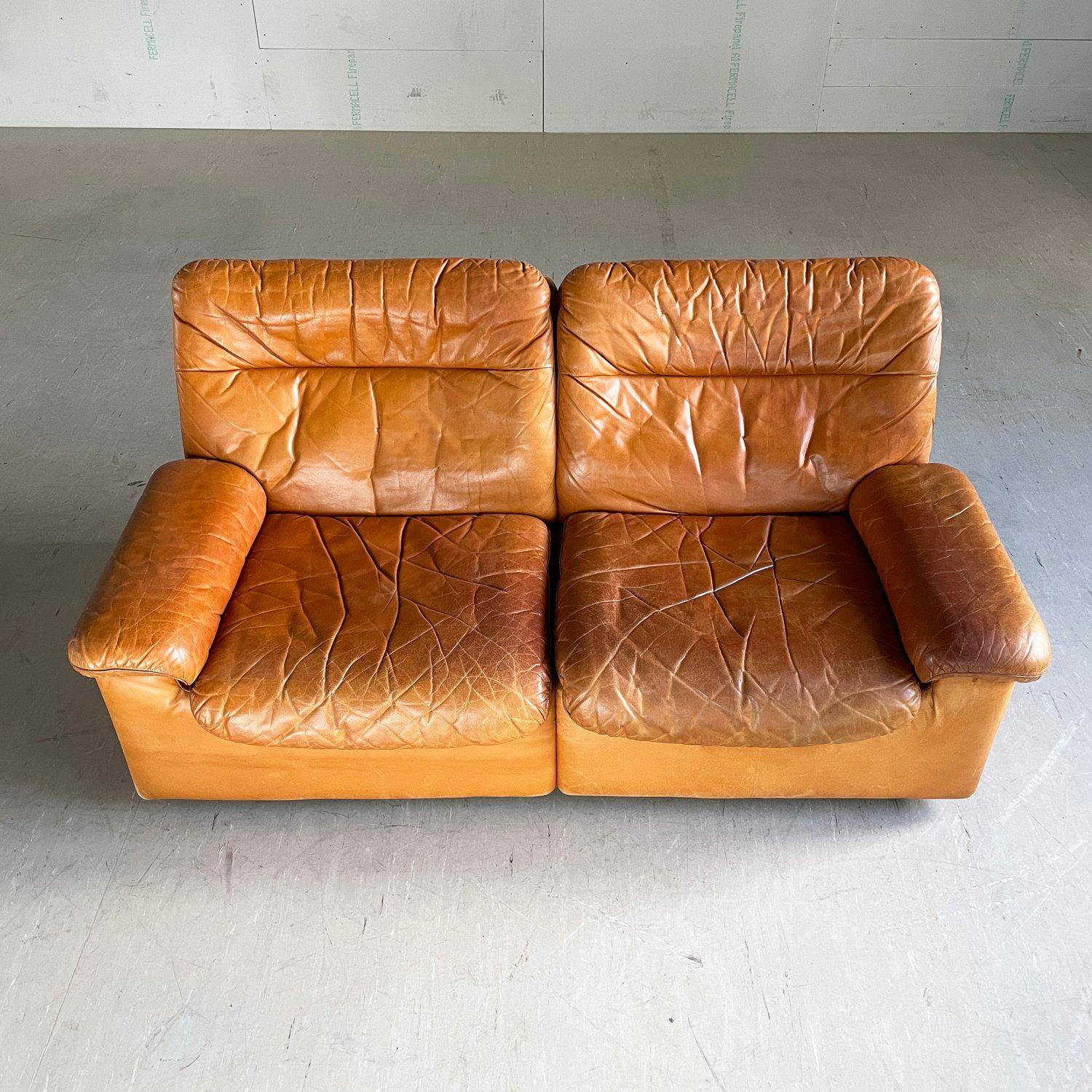 Sofá De Sede DS-66 de piel curtida.
Producido por DeSede, Suiza, en la década de 1970
Diseño modular con la posibilidad de añadir todos los módulos que sean necesarios. Piel de alta calidad con una pátina sinificante.
Diseñador: Equipo de diseño