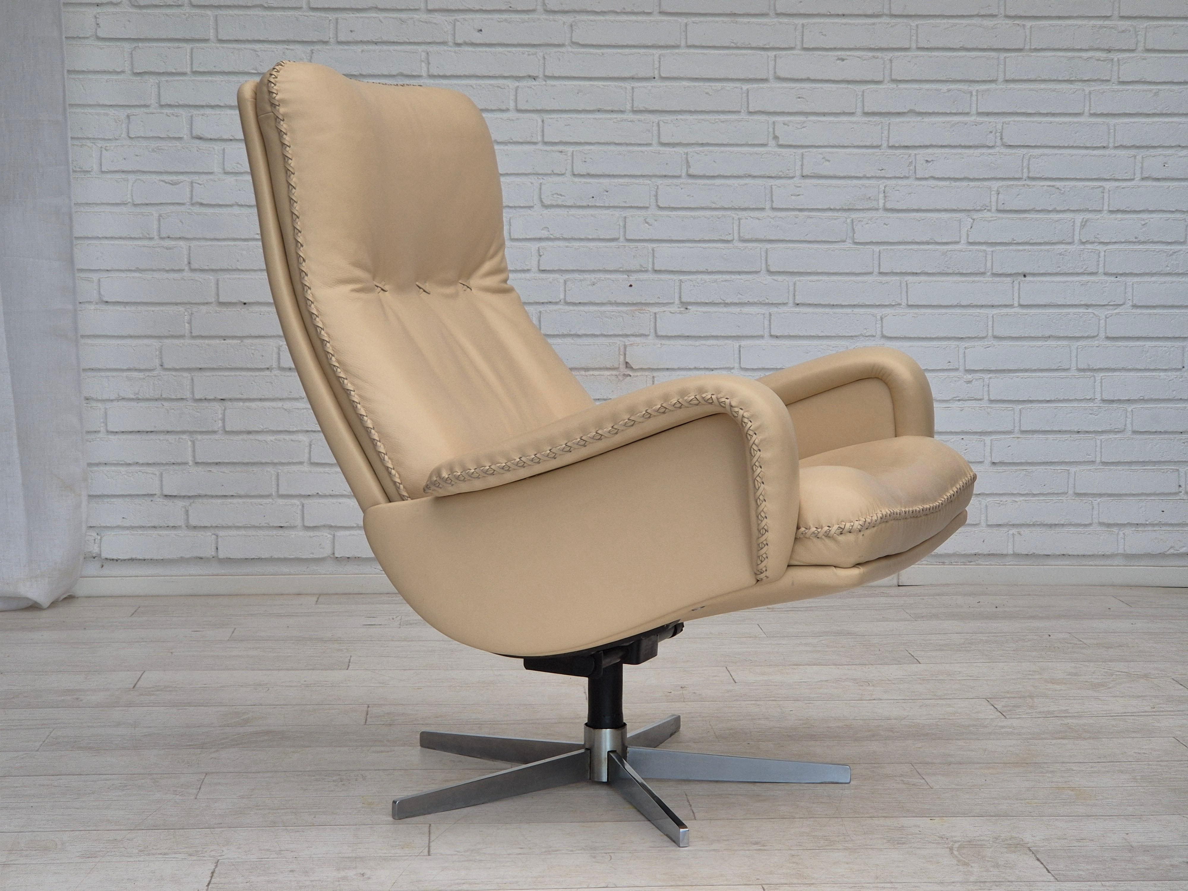 1970s, Swiss design by de Sede. Swivel chair model S231 James Bond. Original very good condition: no smells and no stains. Beige leather, base in cast aluminum. Manufactured by Swiss furniture maker de Sede in about 1975-80. The chair was checked by