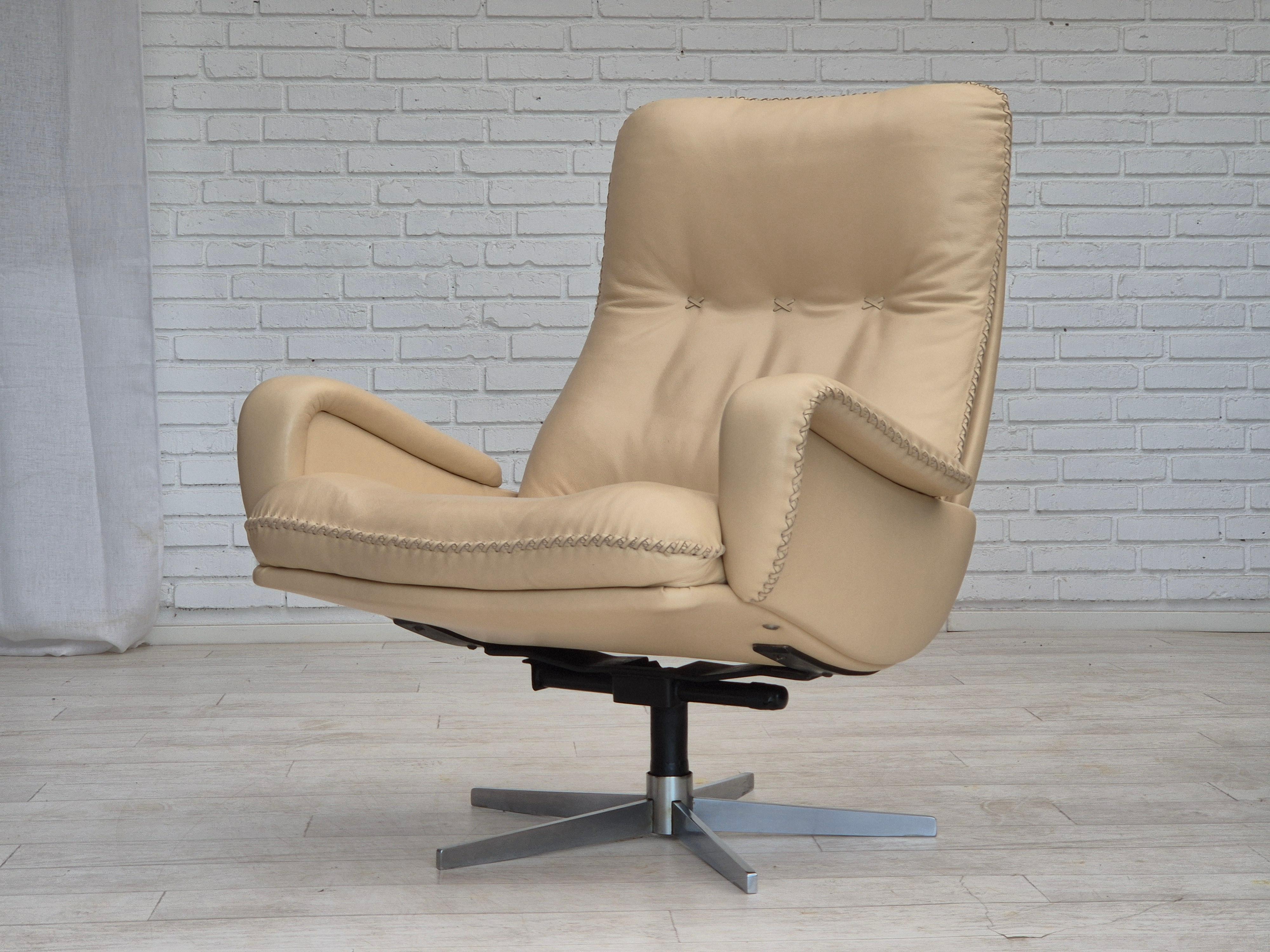 Aluminum 1970s, Swiss design by de Sede, swivel chair model S231 James Bond, original.