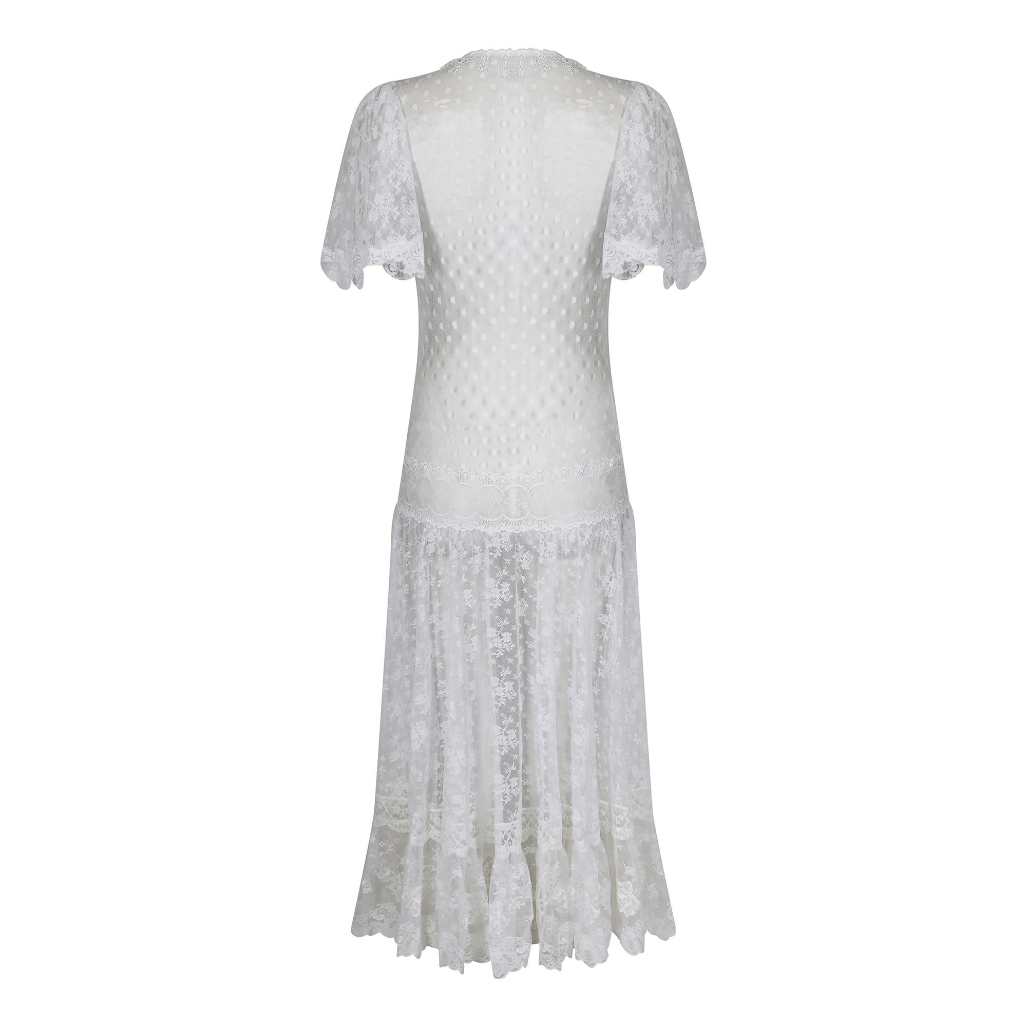 Schweizer gepunktetes Kleid mit tiefer Taille und Chantilly-Spitze aus den 1970er Jahren im Zustand „Hervorragend“ im Angebot in London, GB