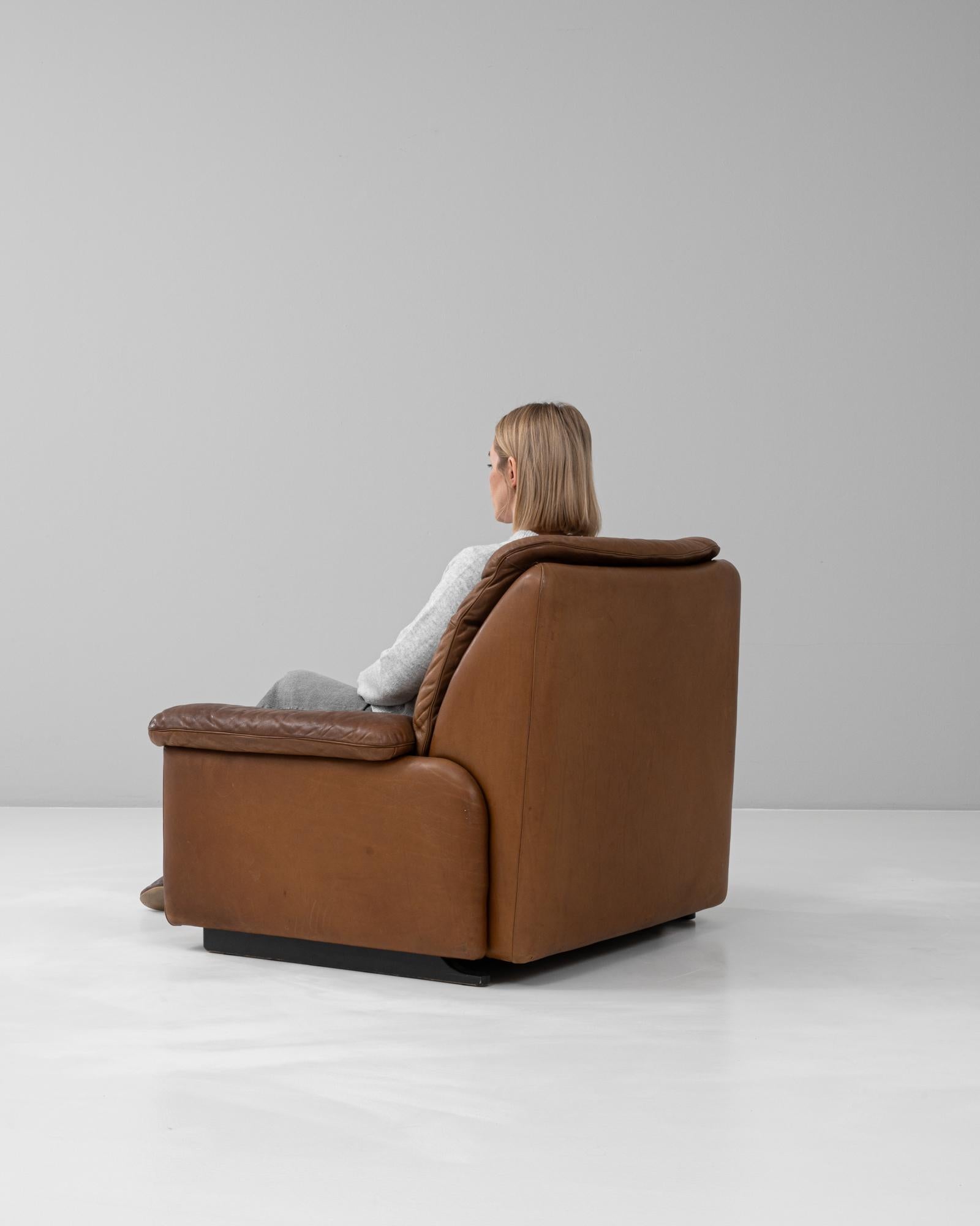 Ce fauteuil suisse DS-66 des années 1970 de De Sede est un exemple frappant de la maîtrise de la marque dans la création de sièges intemporels et luxueux. Enveloppée d'un cuir brun souple qui s'est patiné au fil du temps, cette chaise est à la fois
