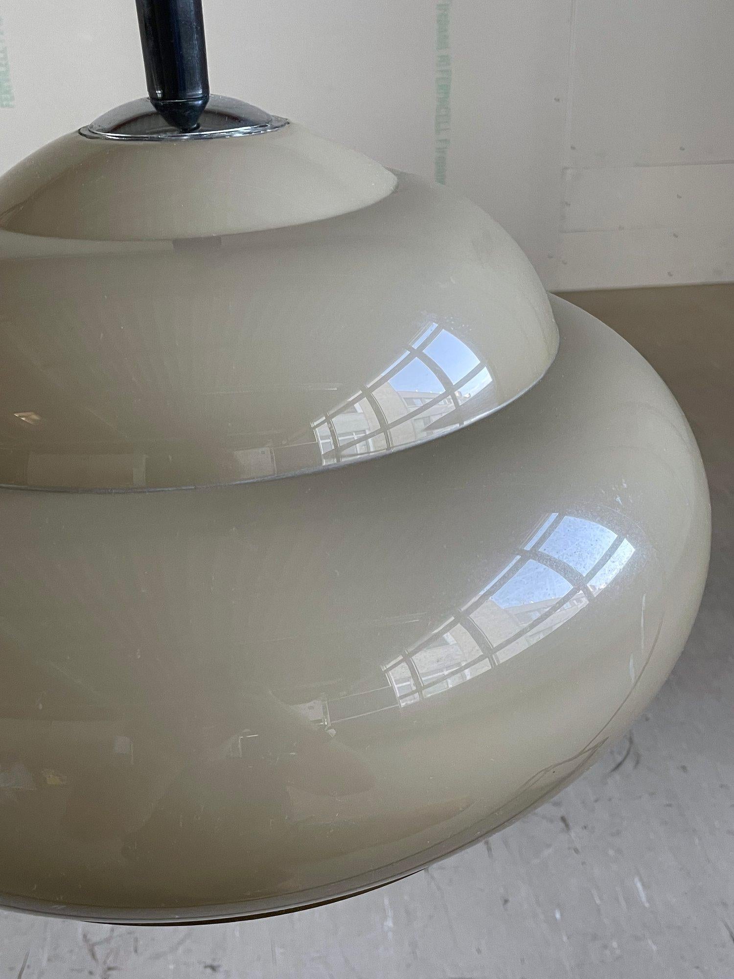 Lampada a sospensione in acrilico REGENT svizzera degli anni '70 in vendita 2