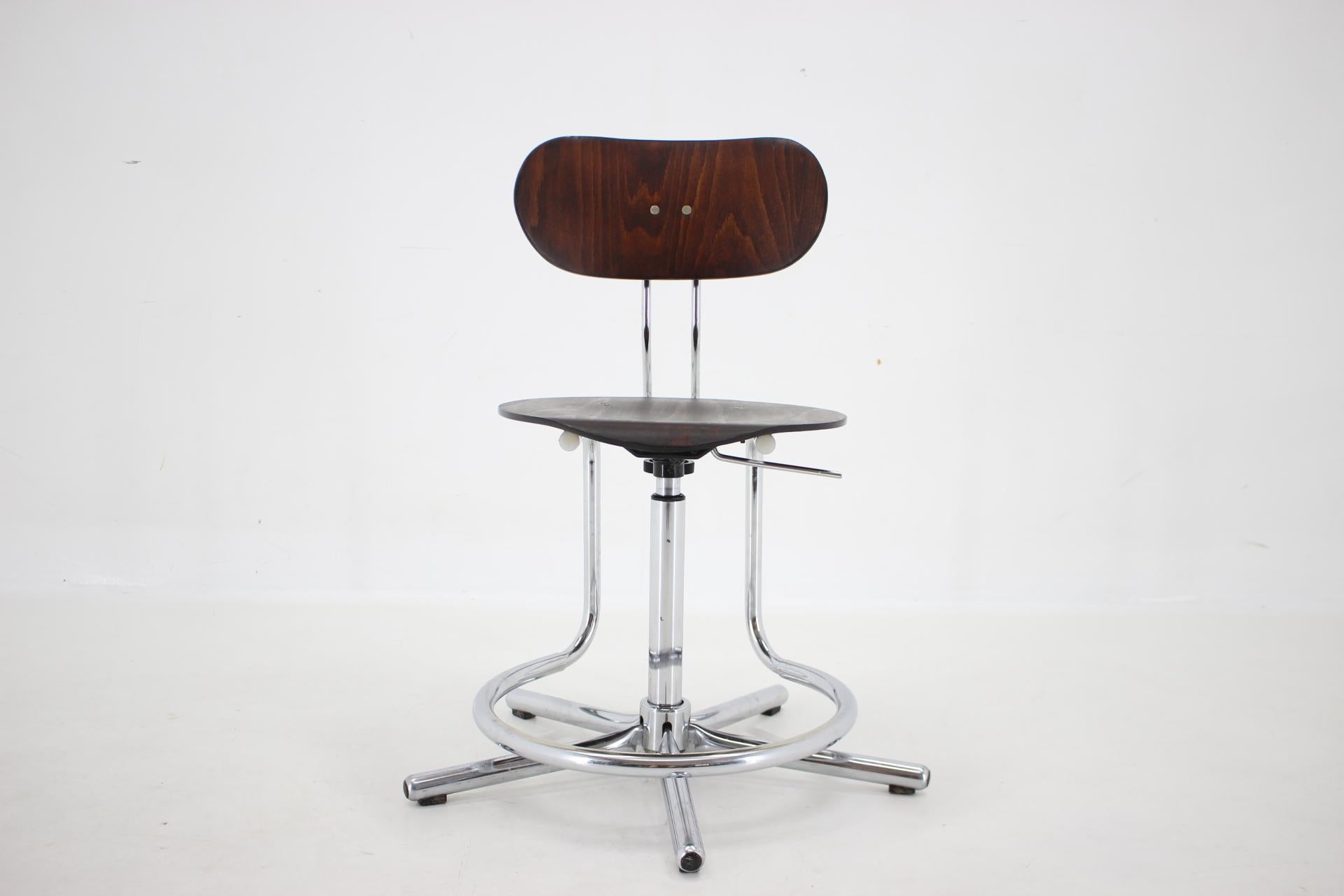 - Carefully refurbished
- works properly 
- Seat Height : 44 - 63 cm