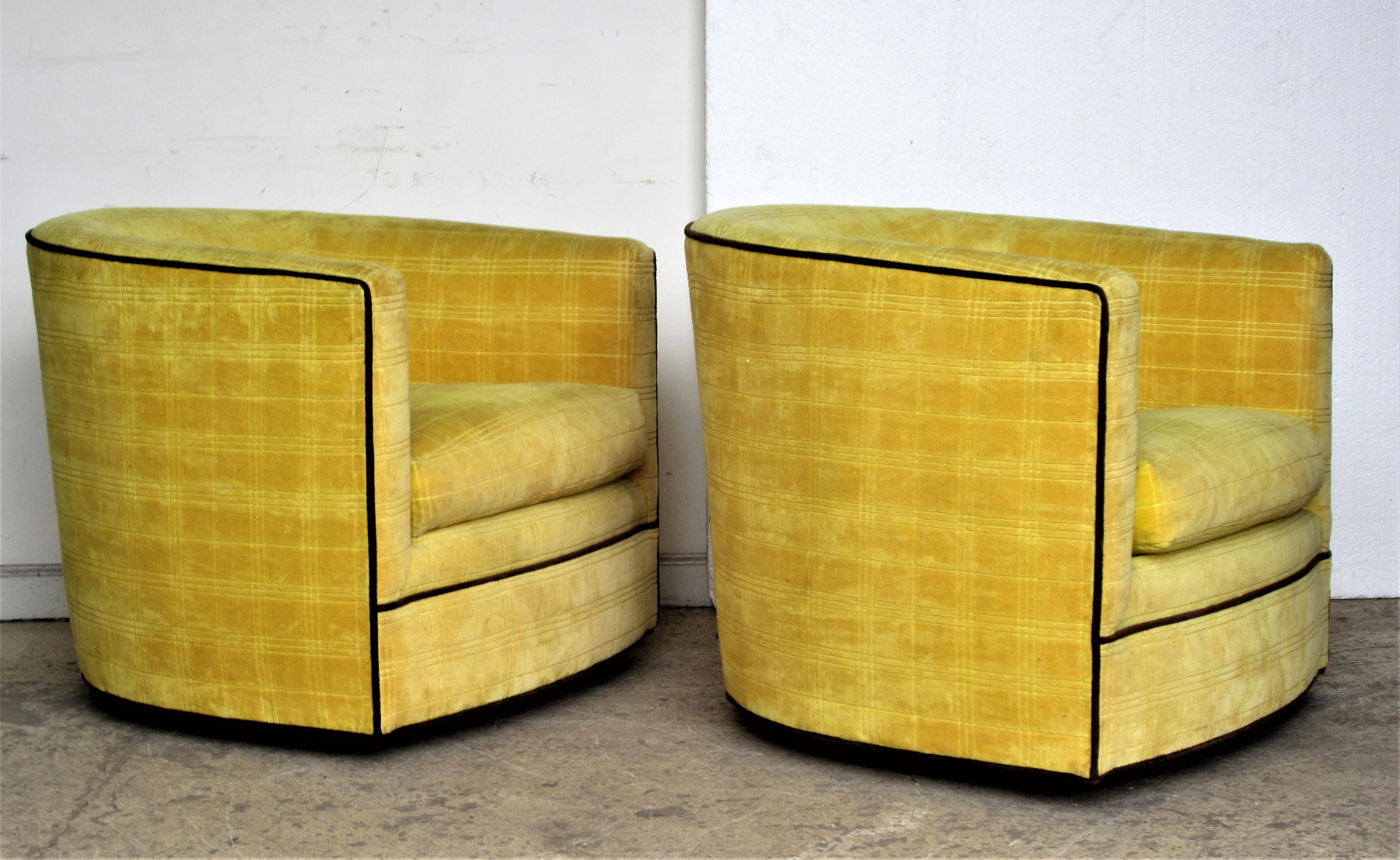 A very good looking pair of Milo Baughman style swivel barrel lounge chairs in the original patterned yellow cotton felt upholstery with dark brown raised piping, circa 1970s. Look at all pictures and read condition report in comment section.