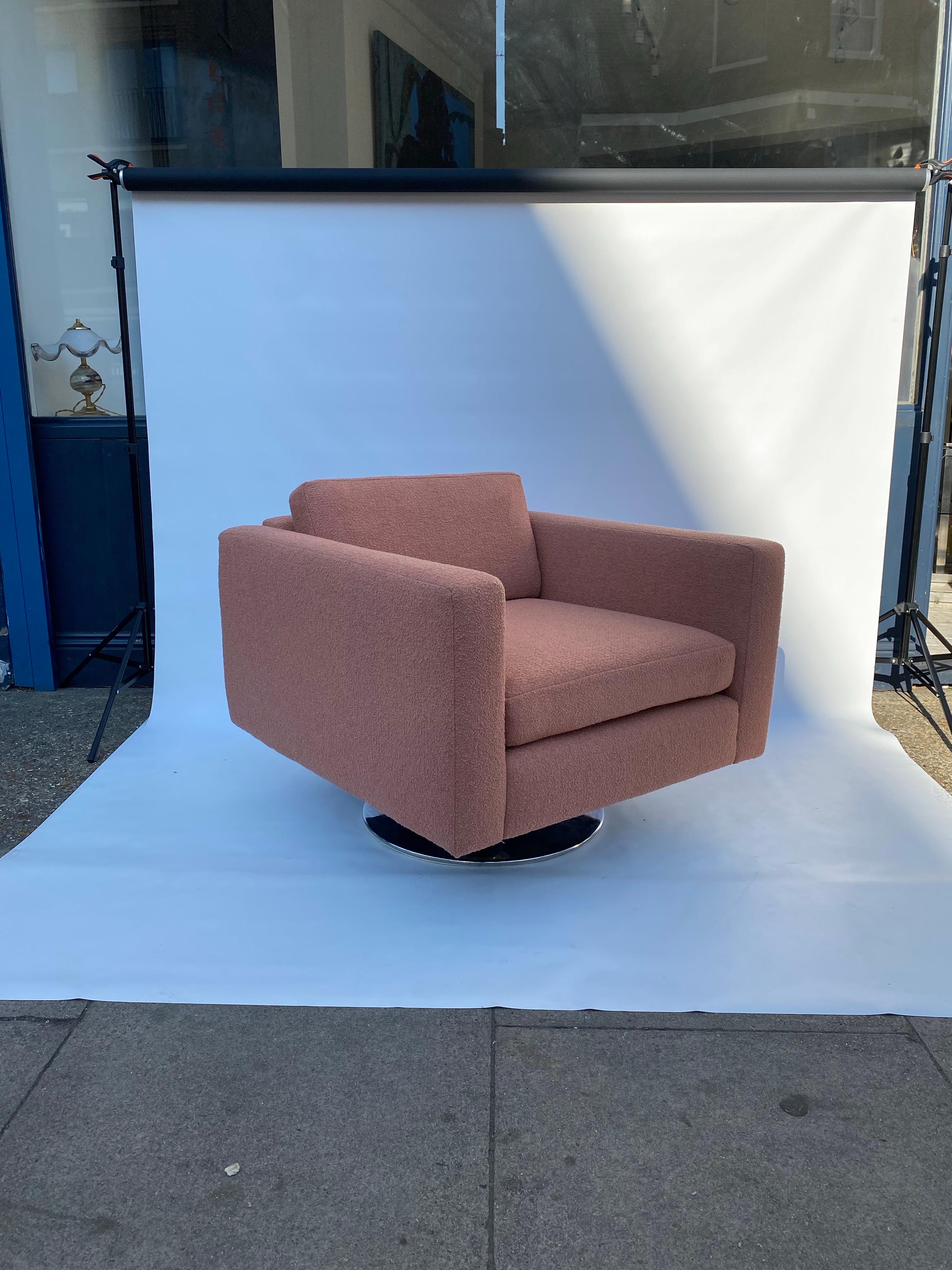 1970er Jahre Drehbarer Würfelsessel Chrom Pfirsich Boucle Vintage Midcentury Postmodern (Ende des 20. Jahrhunderts) im Angebot