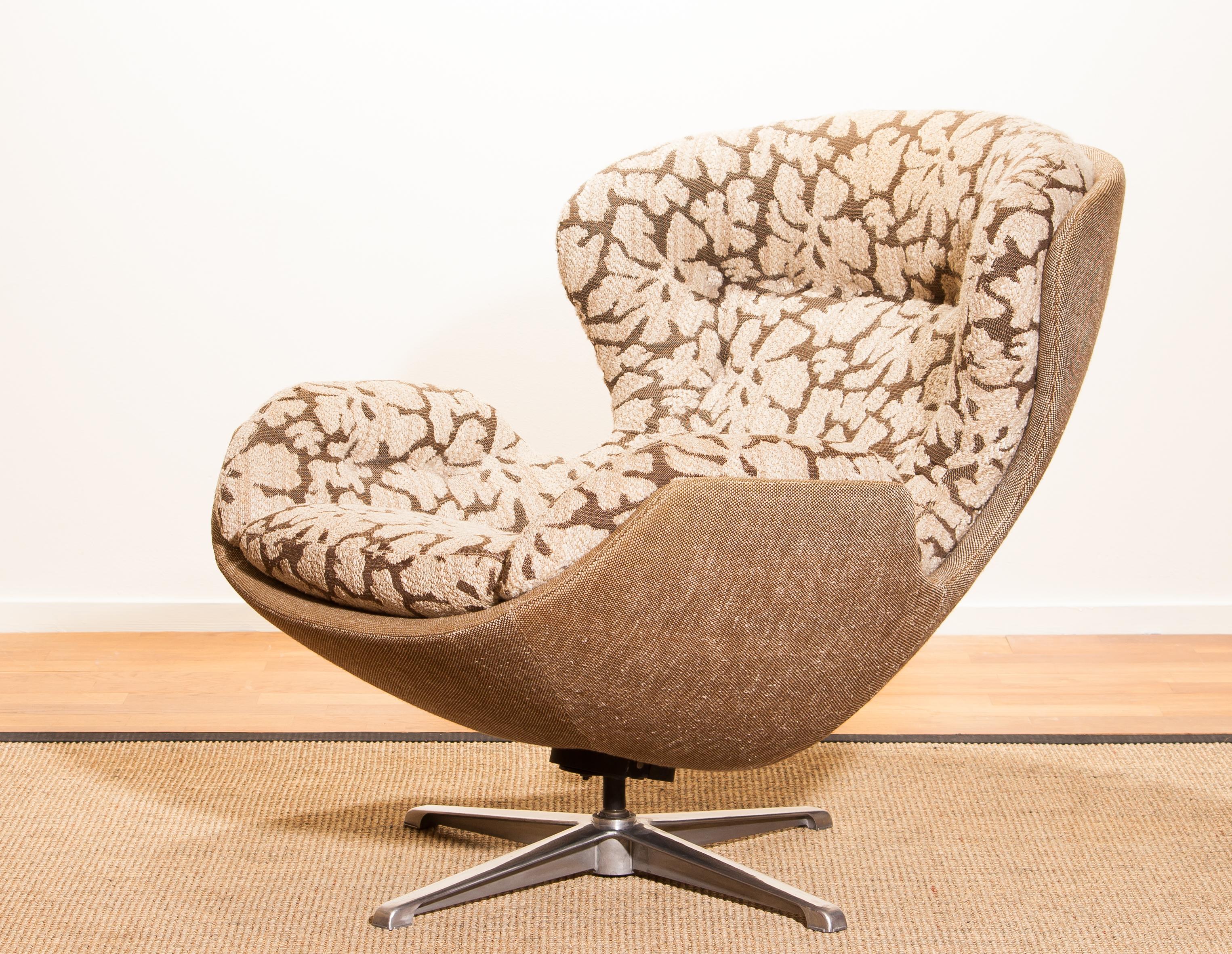 Beautiful swivel lounge chair designed by Lennart Bender for Ulferts Möbler, Sweden.
This comfortable chair is made of a steel swivel frame with an original fabric upholstered seating.
Period, 1970s
Dimensions: H.90 cm, W.82 cm, D.95 cm.