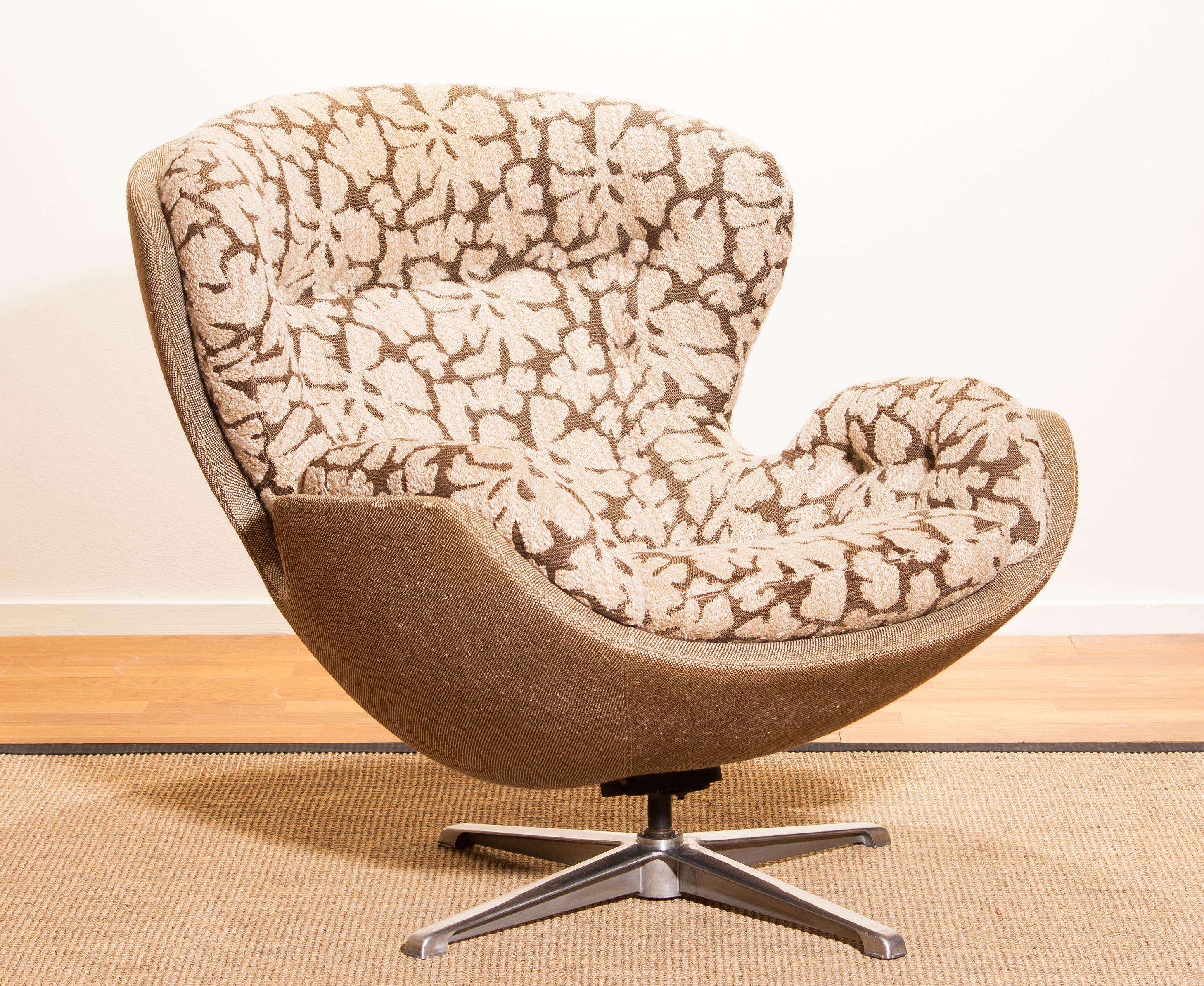 Beautiful swivel lounge chair designed by Lennart Bender for Ulferts Möbler, Sweden.
This comfortable chair is made of a steel swivel frame with an original fabric upholstered seating.
Period, 1970s
Dimensions: H 90 cm, W 82 cm, D 95 cm.