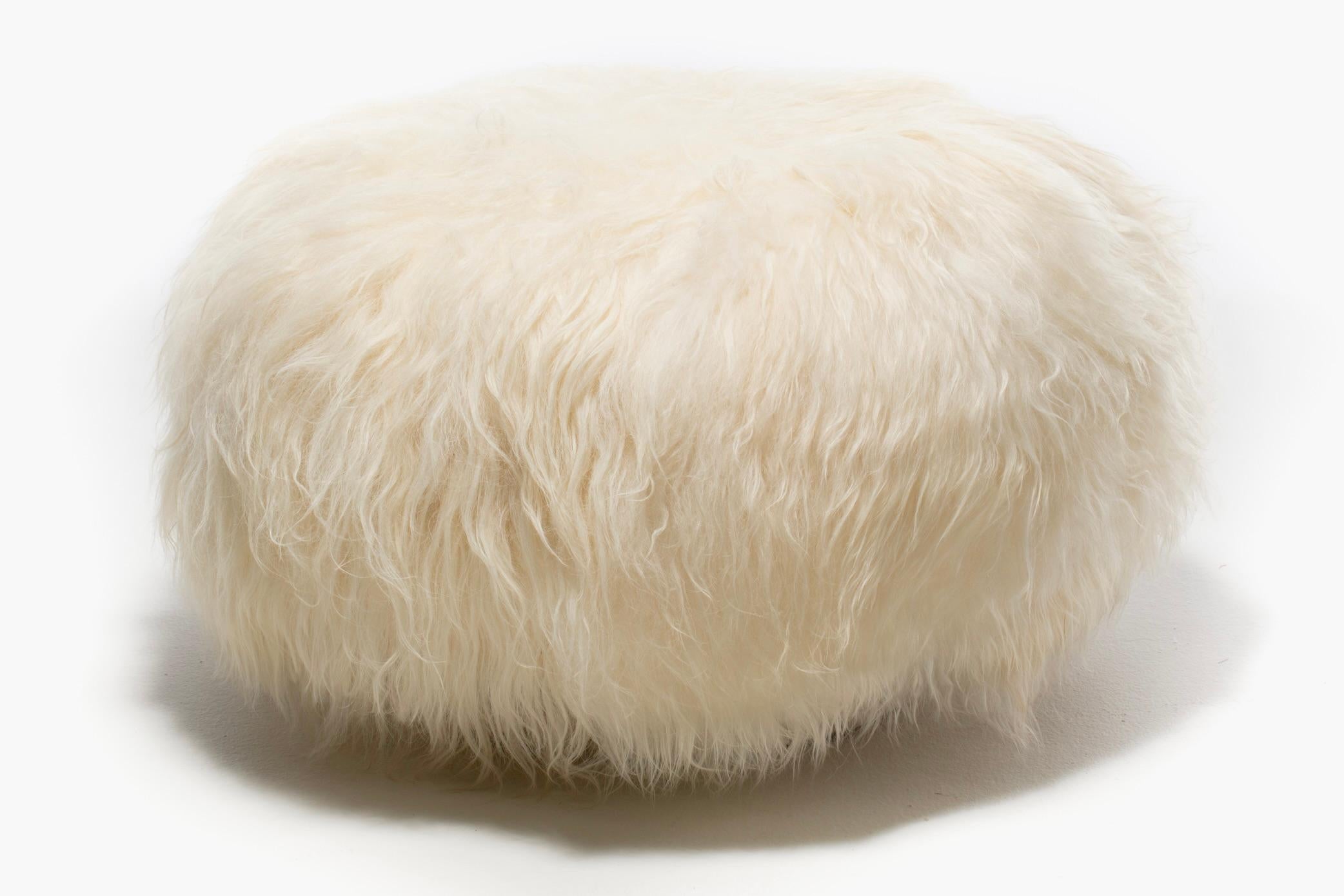 Moderno Pouf girevole anni '70 in pelle di pecora islandese bianca e avorio in vendita