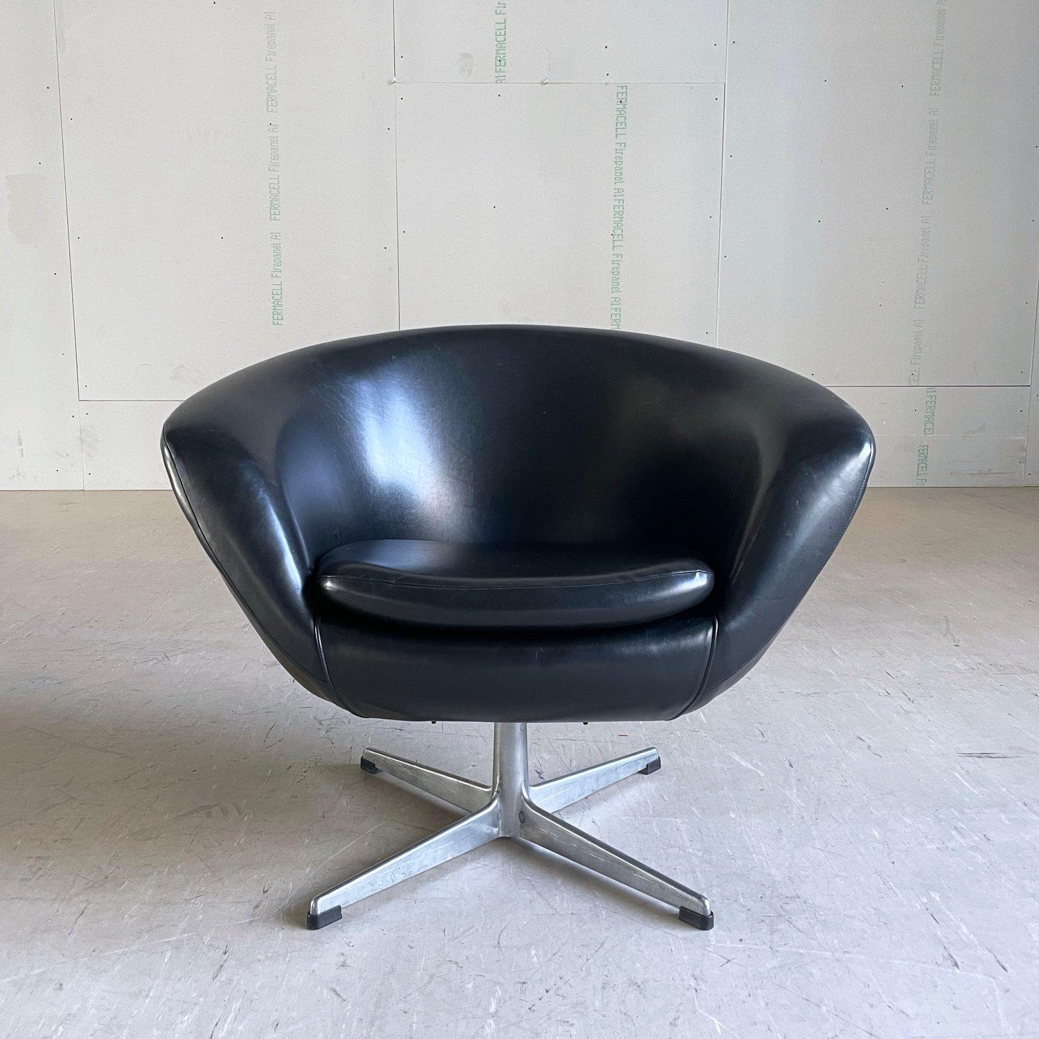 1970’s Overman swiveling 'Pod' armchair / club chair. Black leatherette upholstery with a aluminium base. Produced by Overman International, Sweden. Light construction with aluminium swivel base. 