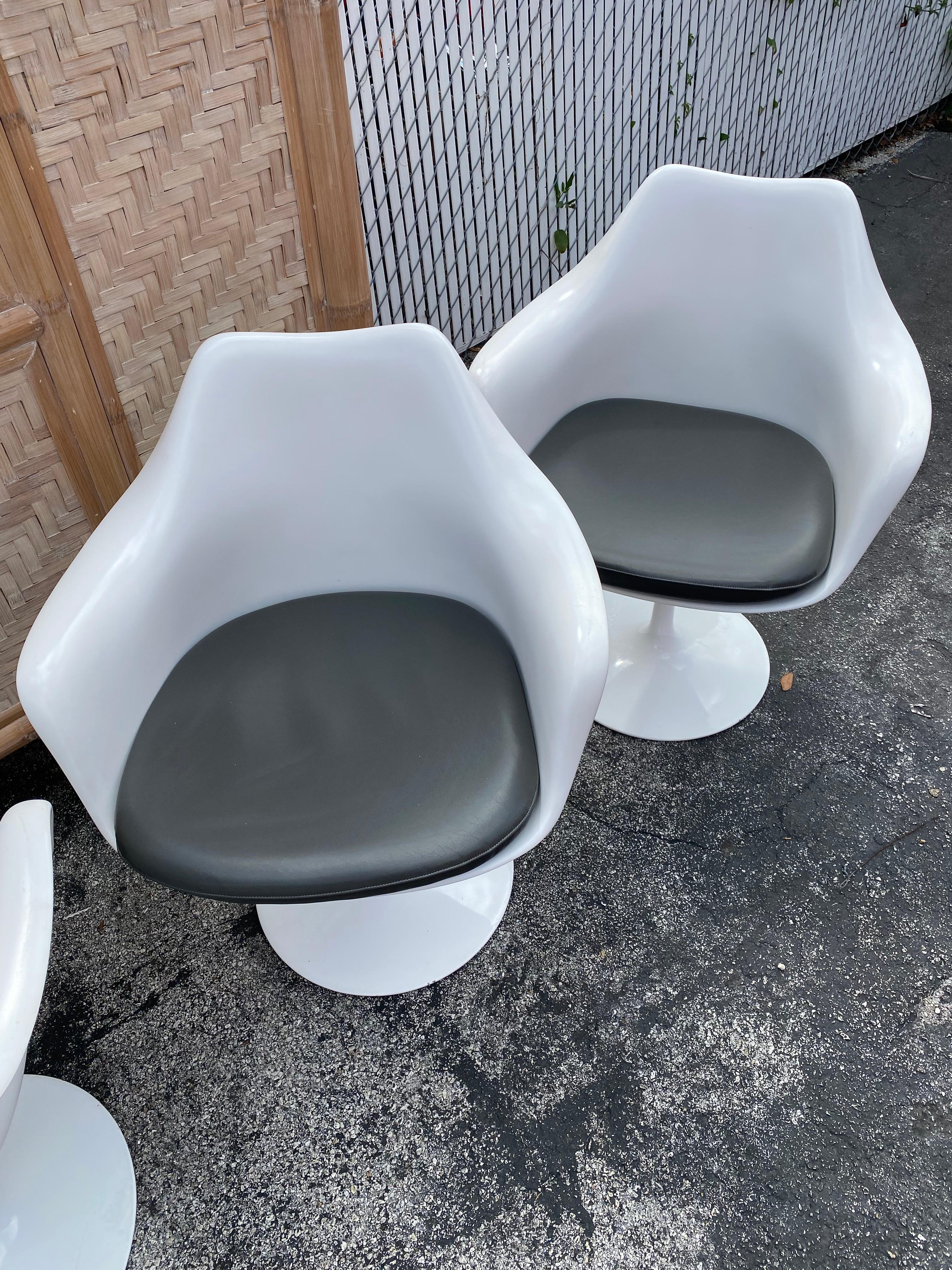1970s Swivel Tulip Leather Chairs Eero Saarinen for Knoll, Set of 4 In Good Condition For Sale In Fort Lauderdale, FL
