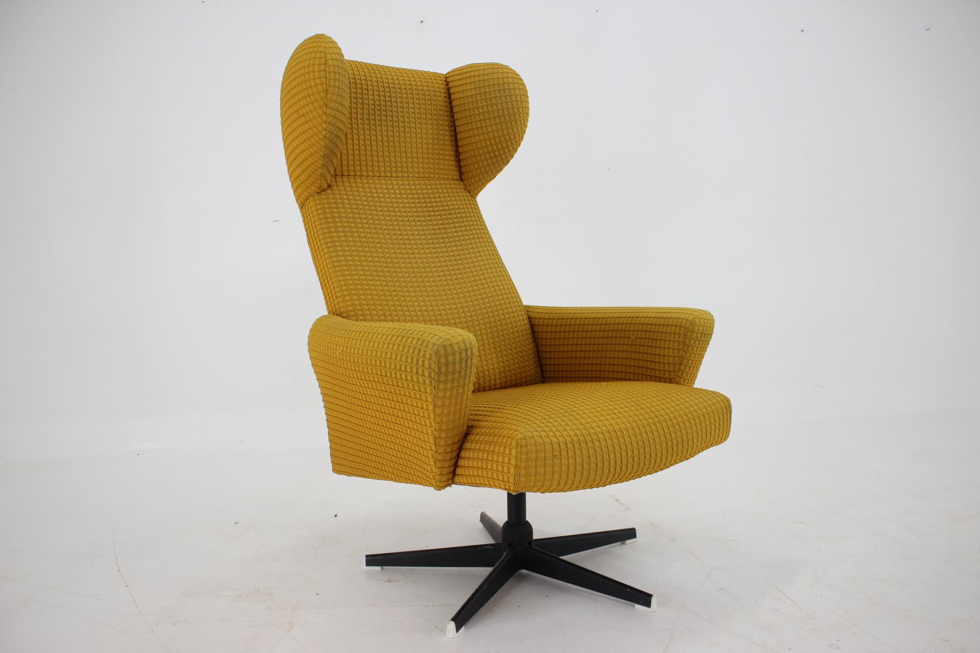 1970s Swivel Wing Chair, Czechoslovakia In Good Condition For Sale In Praha, CZ