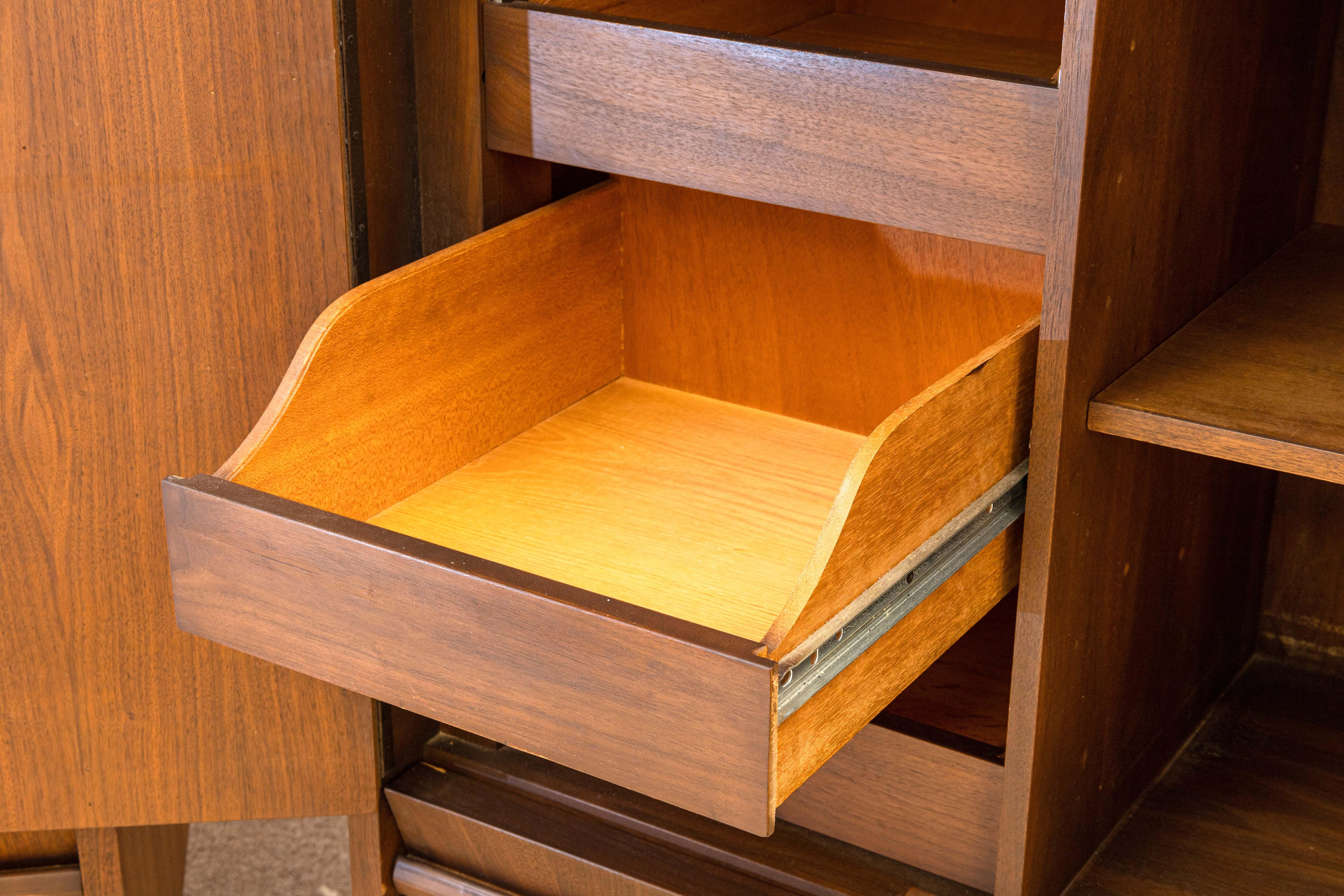 1970s Tabago Furniture Co Brutalist Walnut Wood 6 Piece Queen Bedroom Set In Good Condition In Keego Harbor, MI