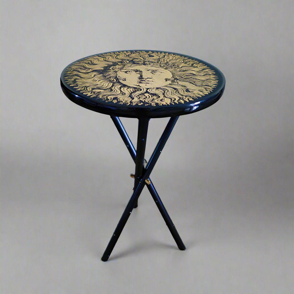 Años 70 Preciosa mesa redonda de Piero Fornasetti que representa en color dorado al 