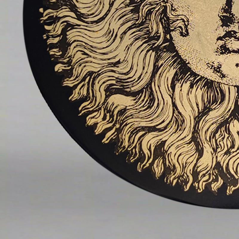Mesa de los años 70 de Piero Fornasetti que representa al 