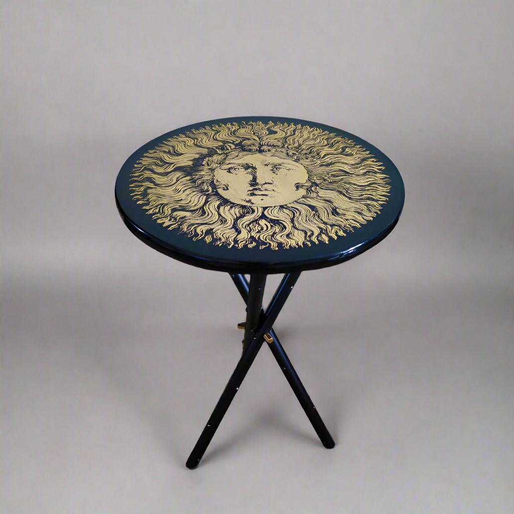 Mesa de los años 70 de Piero Fornasetti que representa al 