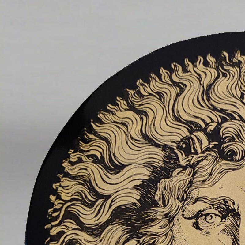Mesa de los años 70 de Piero Fornasetti que representa al 