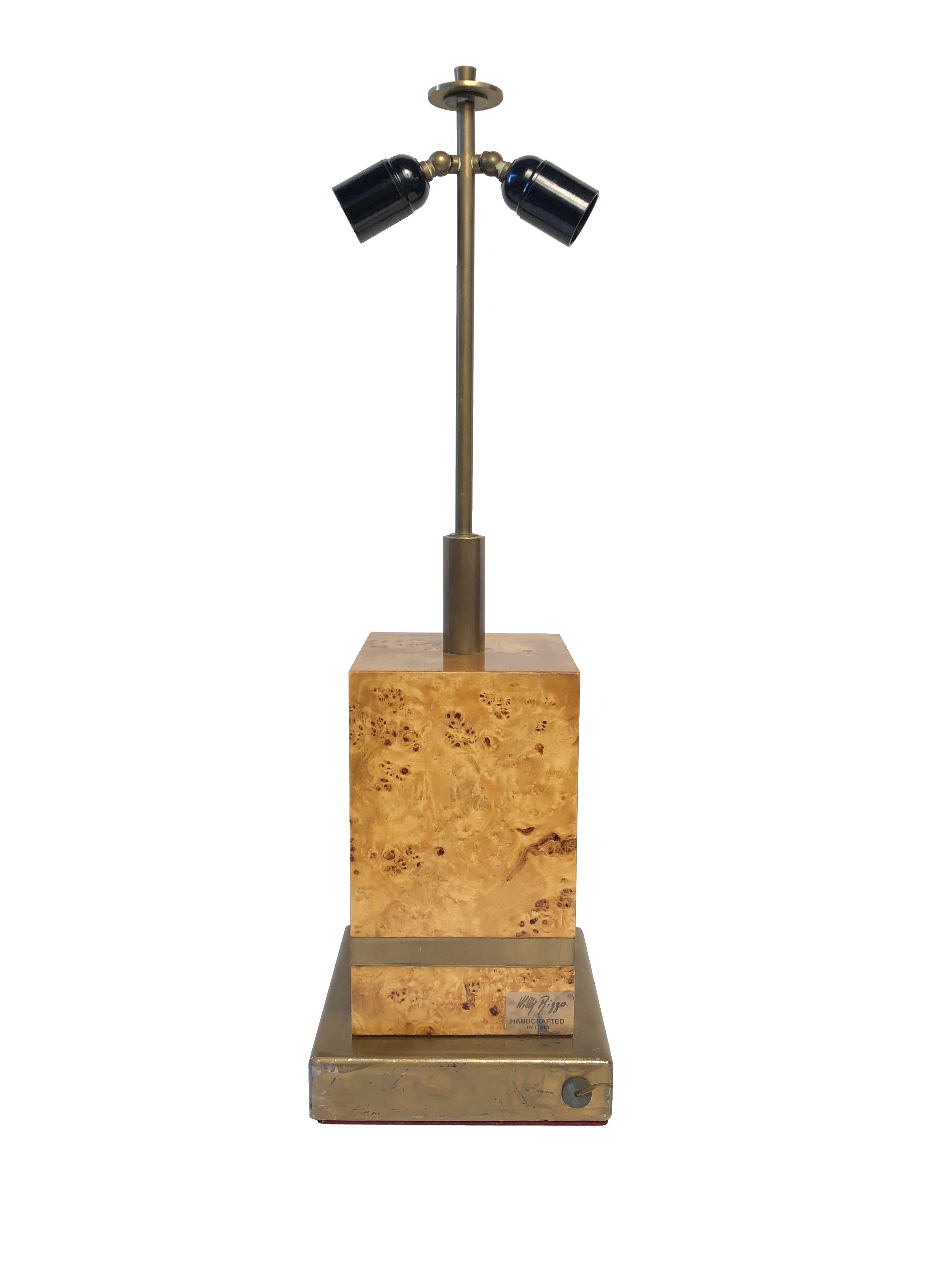 Cette lampe de table est fabriquée en bois de ronce et en laiton par l'Italien Willy Rizzo, comme le montre l'étiquette sur le côté.
Les deux lumières sont réglables.