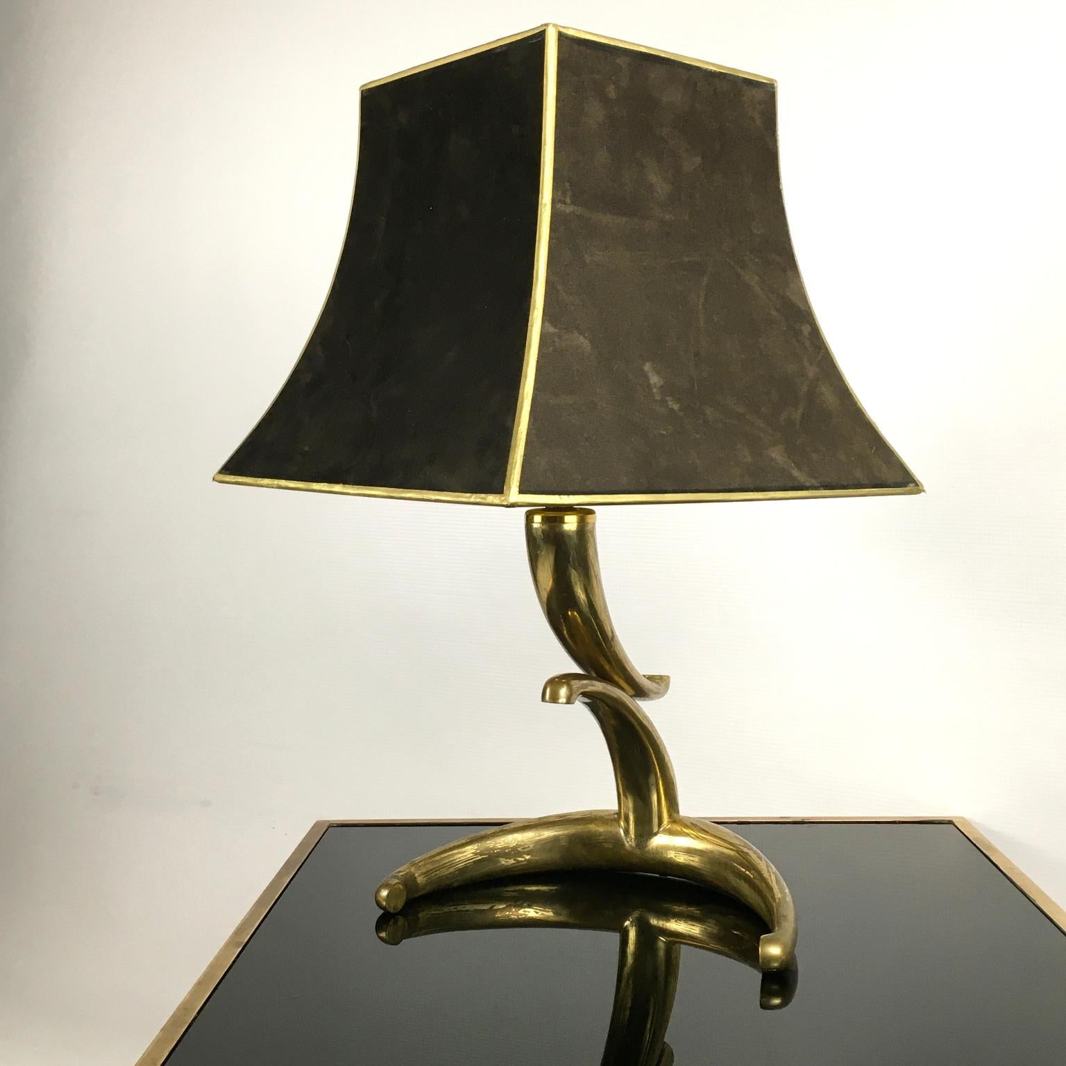 French Horn-shaped brass table lamp from the 1970s with its original lampshade in brown and gold velvet.
Zoomorphic base in solid brass is reminiscent of the Greek Cornucopia.
In a manner of Maison Jansen, unattributed designer
Table lamp