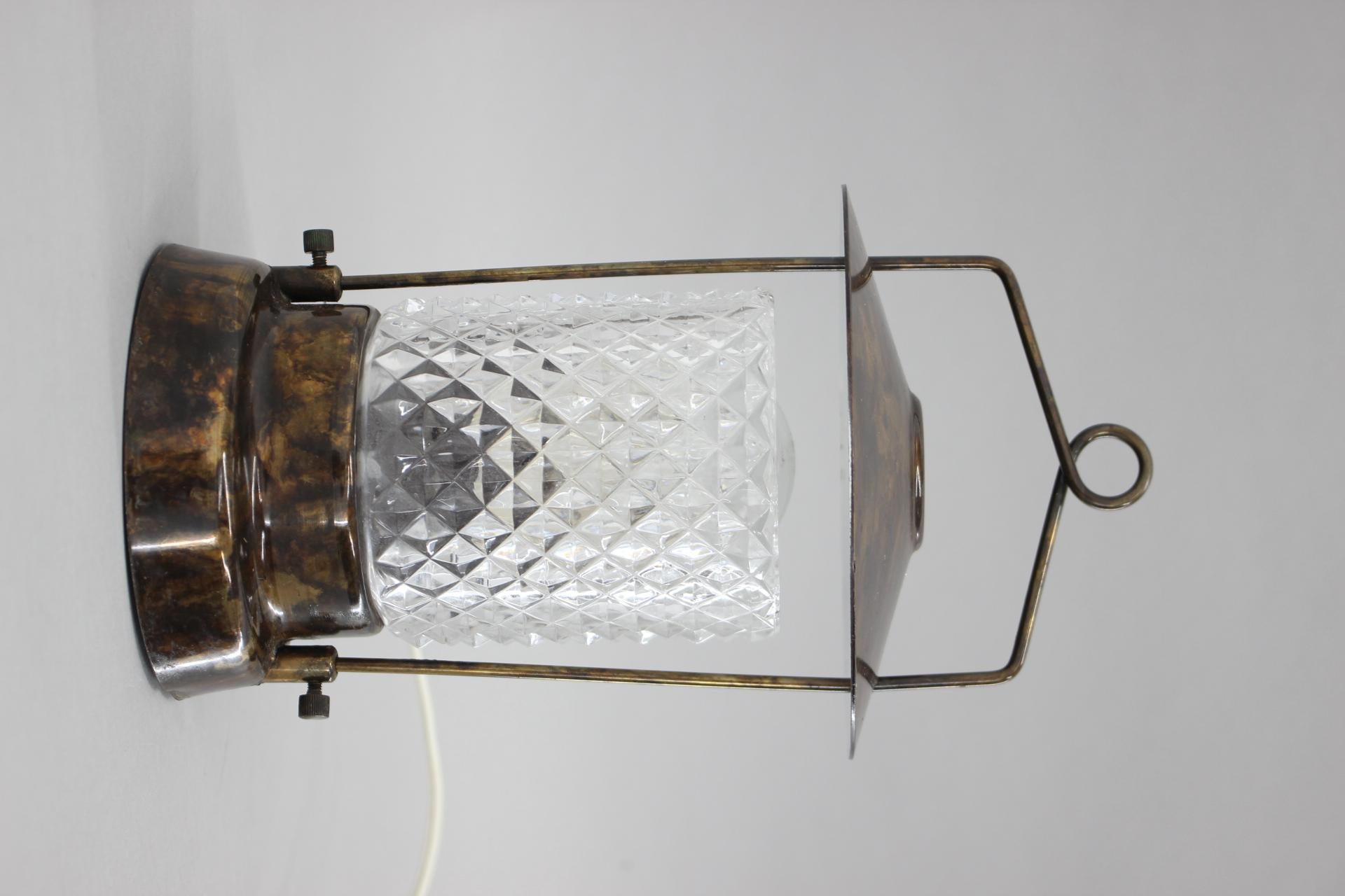- Vintage table lamp made of glass and metal
- produced by Lidokov in the former Czechoslovakia in the 1970's
- it can also be hung
- Good vintage condition.
