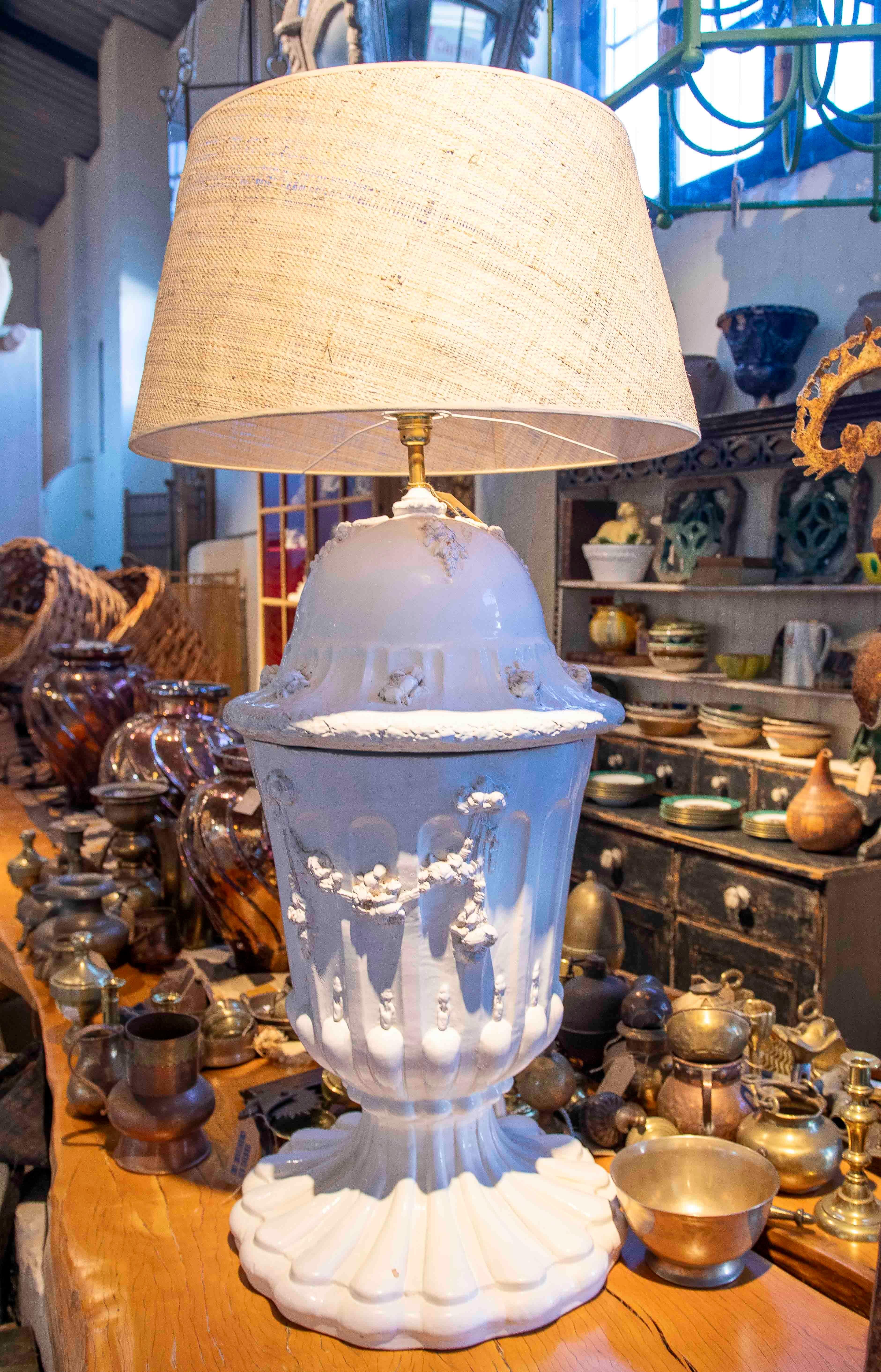 Lámpara de mesa de los años 70 con base de cerámica y guirnaldas ornamentales en venta 9