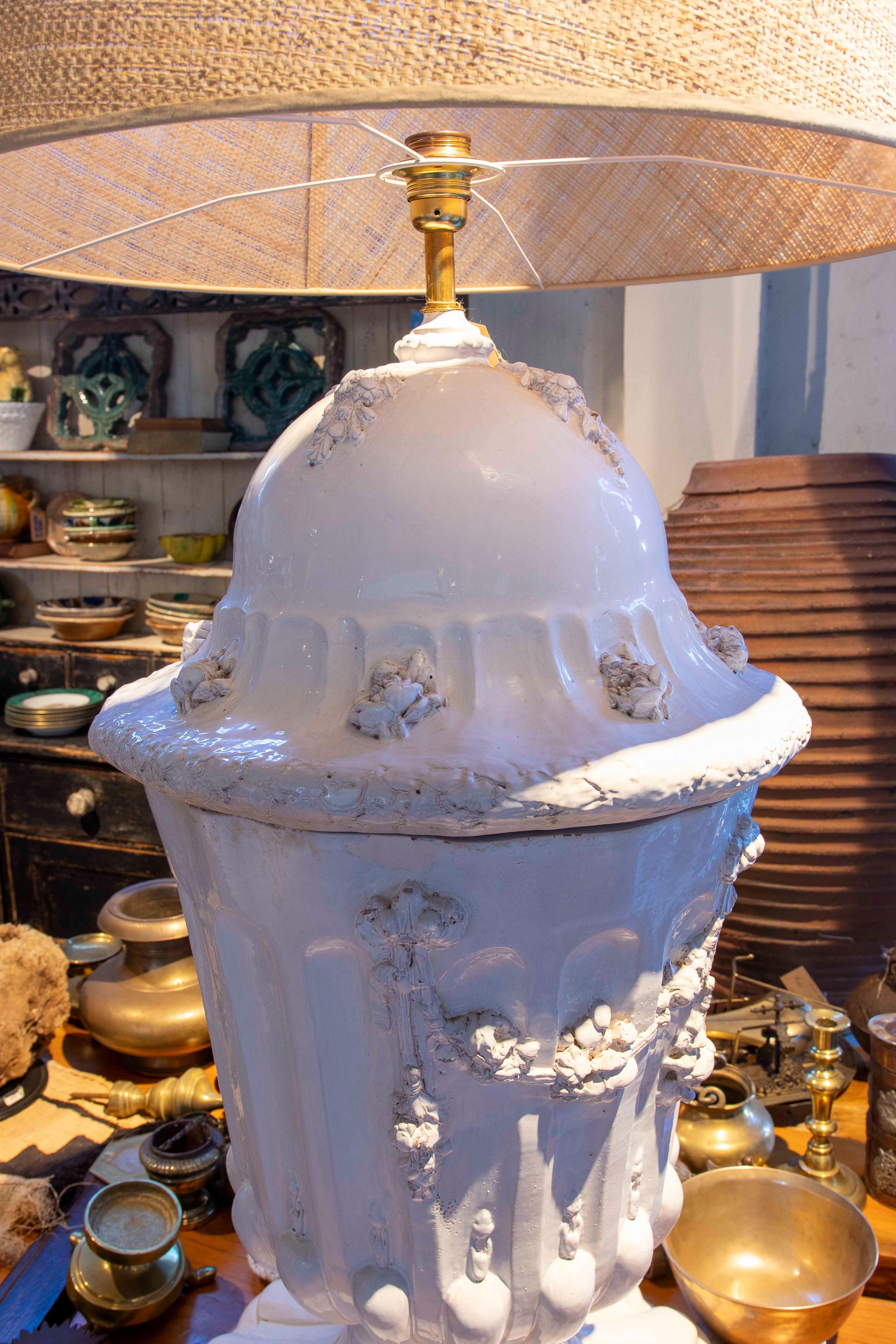 Lámpara de mesa de los años 70 con base de cerámica y guirnaldas ornamentales en Bueno estado para la venta en Marbella, ES