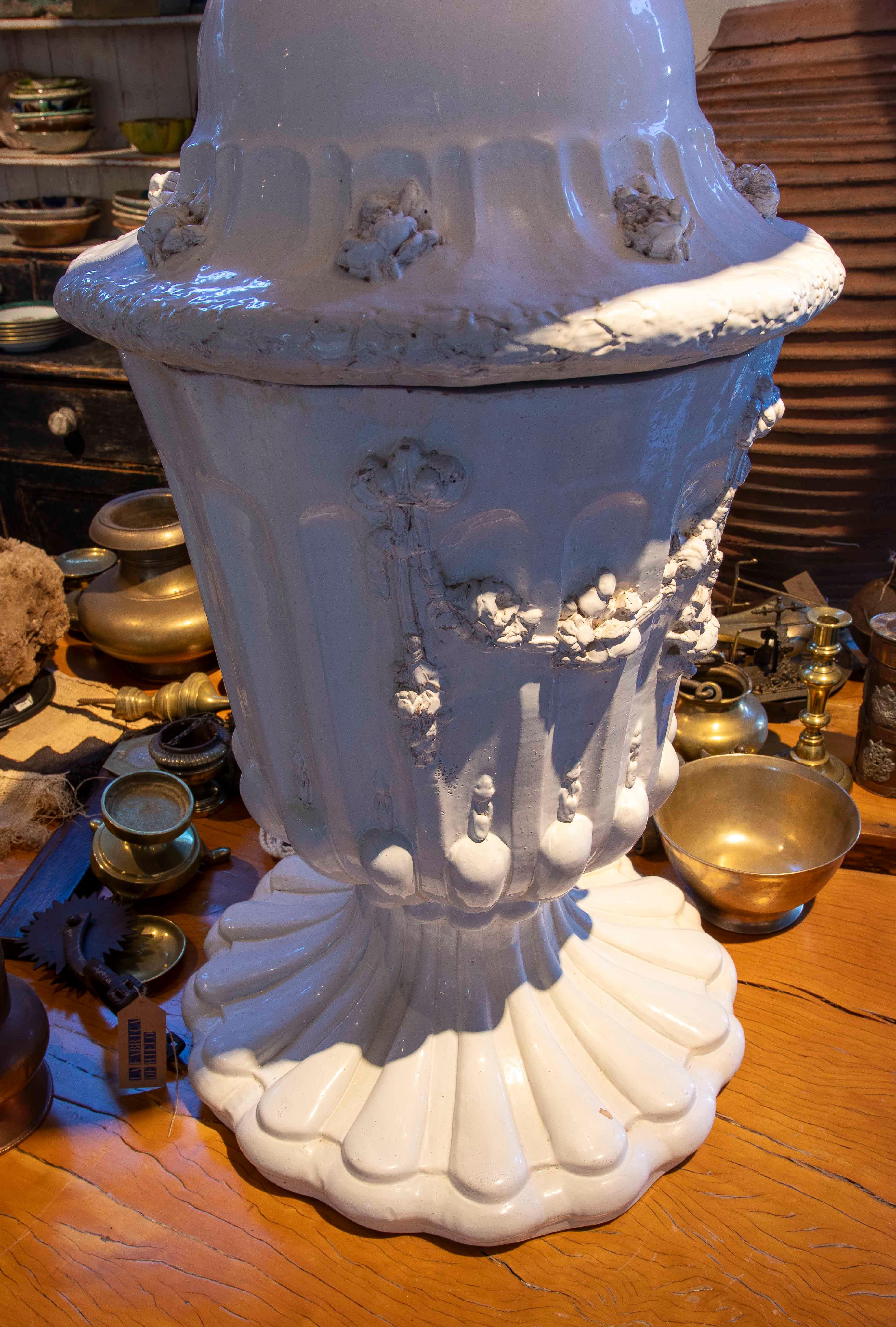 Lámpara de mesa de los años 70 con base de cerámica y guirnaldas ornamentales siglo XX en venta