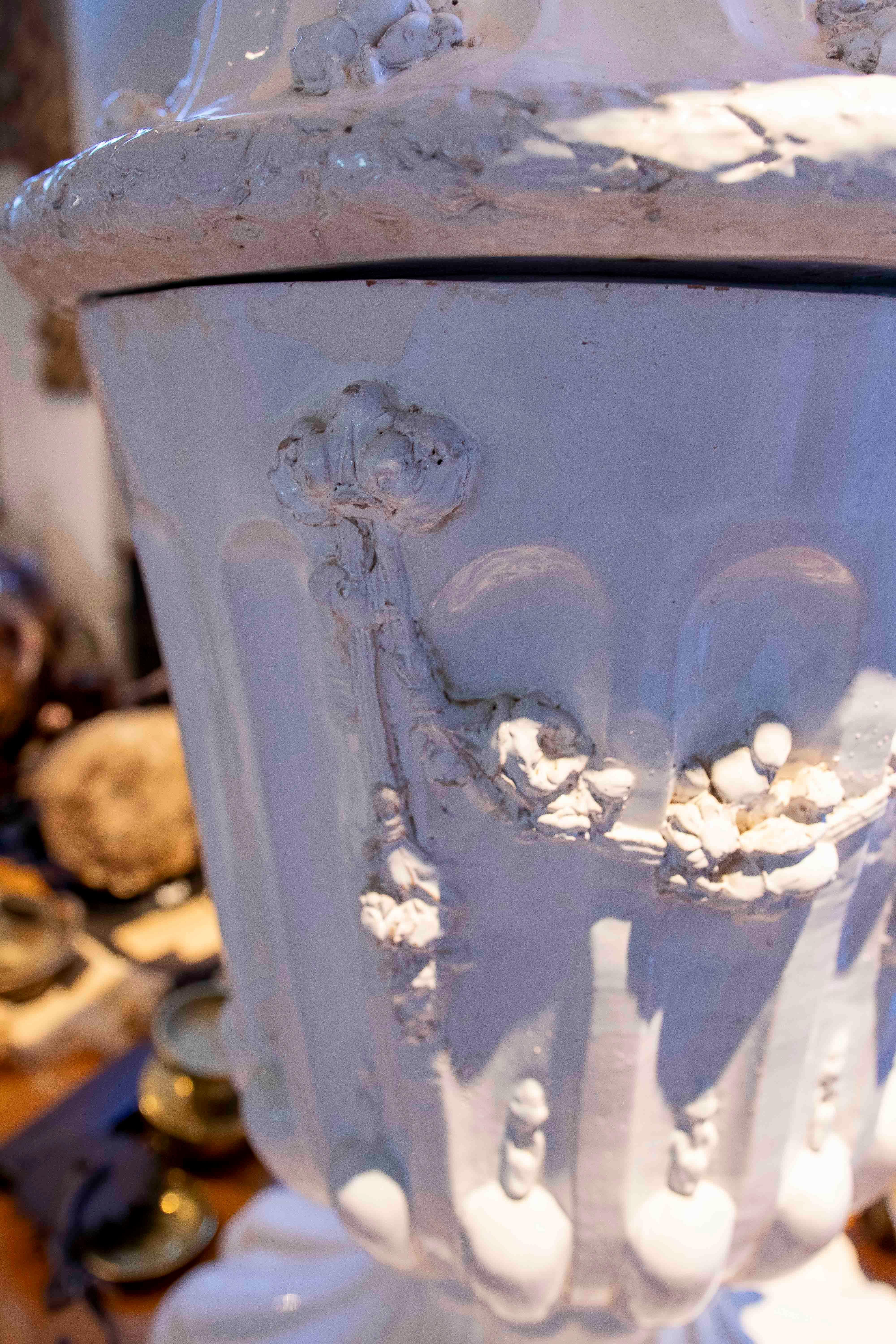 Lámpara de mesa de los años 70 con base de cerámica y guirnaldas ornamentales en venta 1