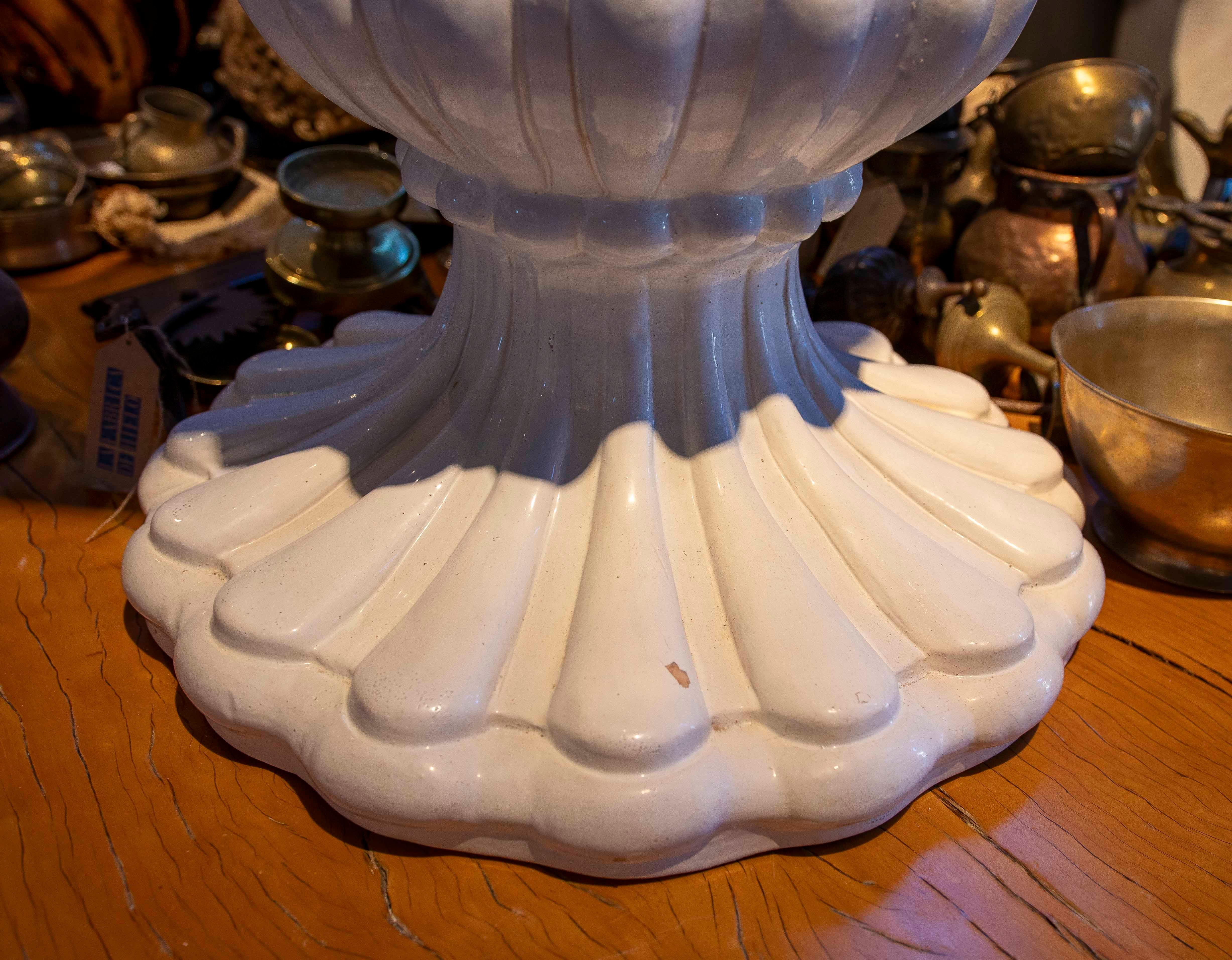 Lámpara de mesa de los años 70 con base de cerámica y guirnaldas ornamentales en venta 3