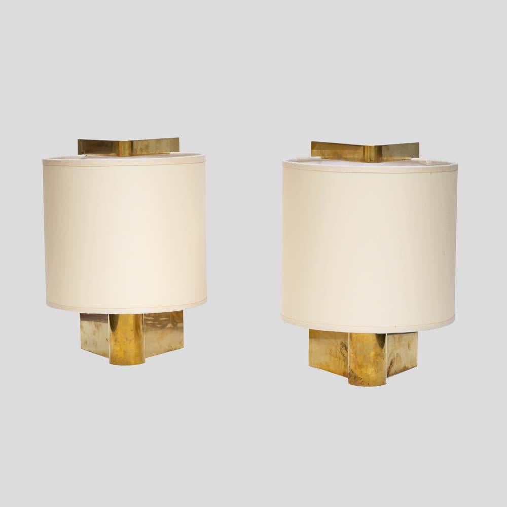 Cette paire de lampes de table des années 1970 est un bel exemple du design italien de Giuliana Gramigna. Ces lampes présentent une structure sculpturale en laiton qui respire l'élégance et la sophistication, mettant en valeur les sensibilités