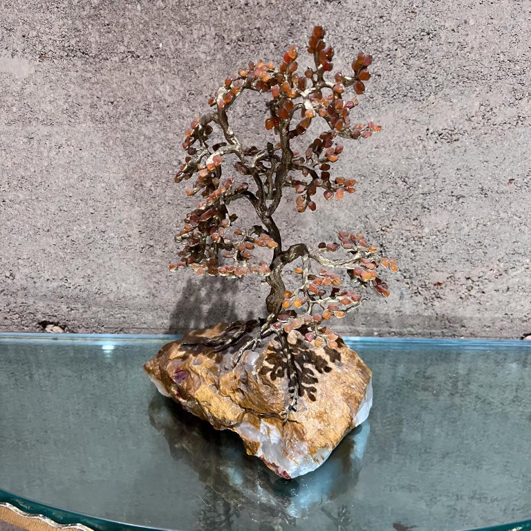 Arbre bonsaï sculpture fil d'aluminium au bord de l'eau