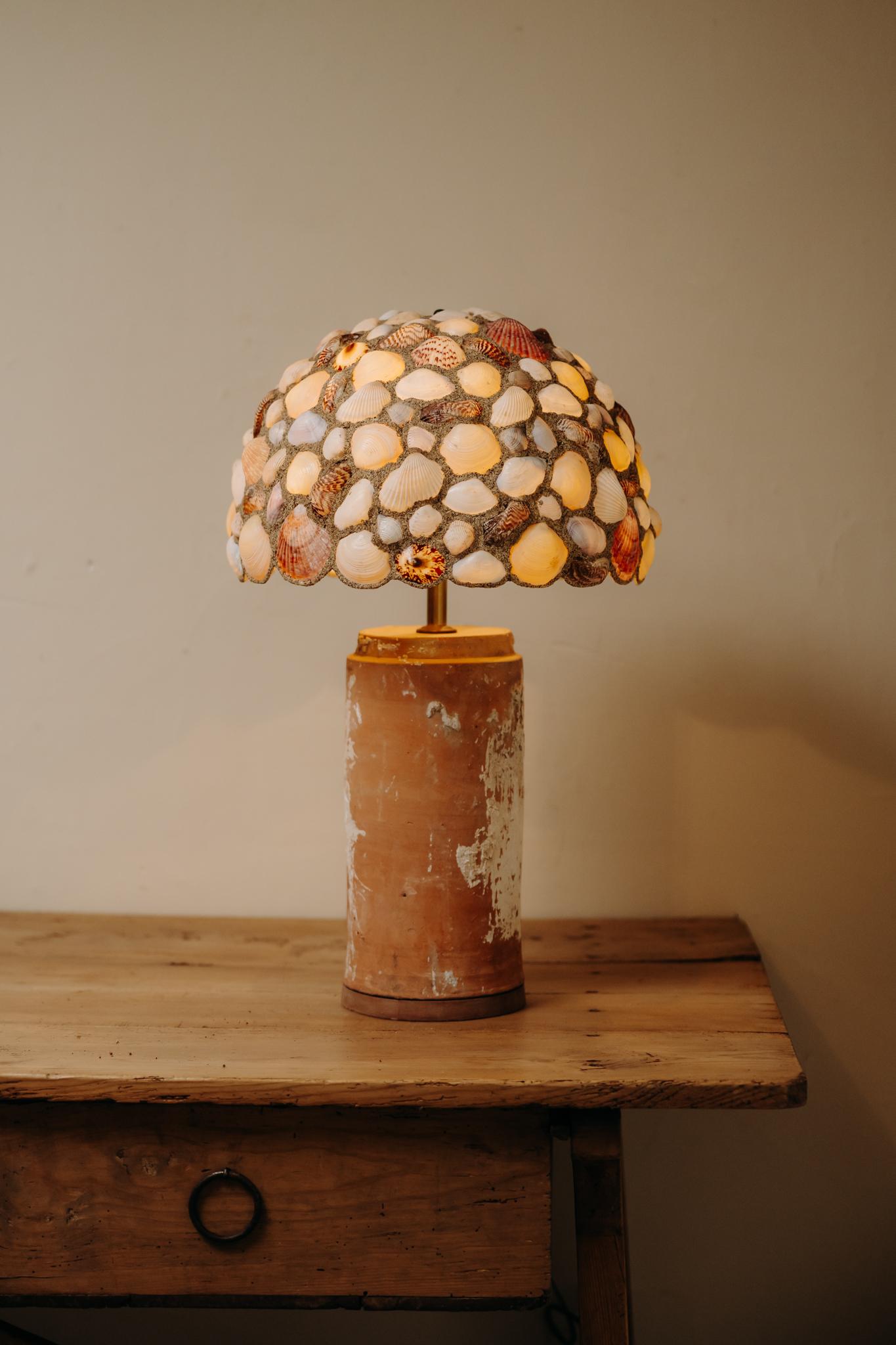a very charming table lamp, made in France in the 1970's, a unique piece,
terra cotta and shells ... 