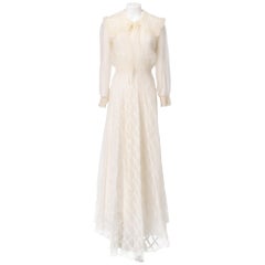 Maßgeschneidertes halbtransparentes Hochzeitskleid aus den 1970er Jahren