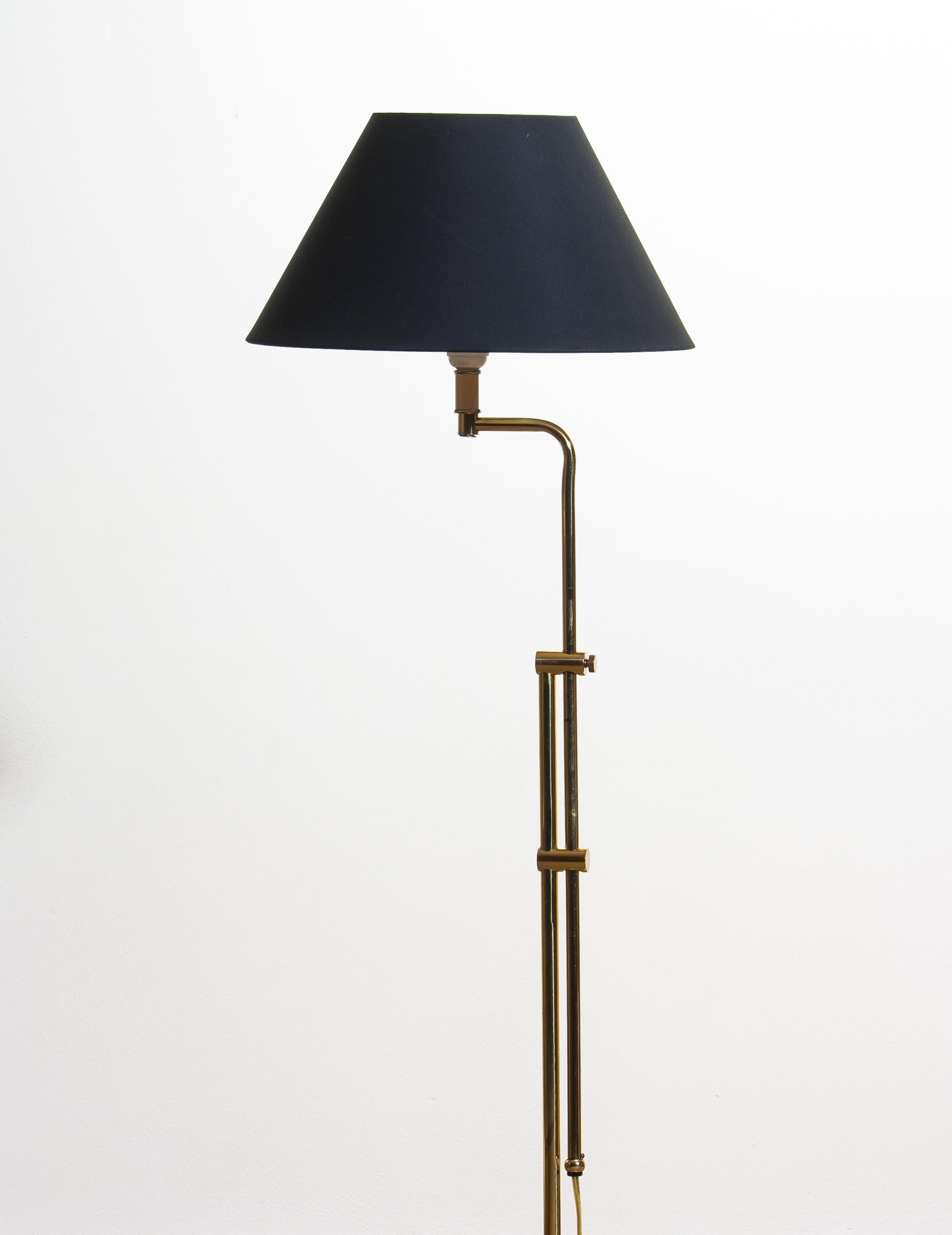Beautiful tall brass Hollywood Regency swing arm floor lamp.
Newly wired and fitting. Size E27/28 for Europe and US.
Period 1970.
Height is adjustable from 110 - 155 cm / 43 - 61 inch.
ø floor stand: 23 cm / 9 inch.