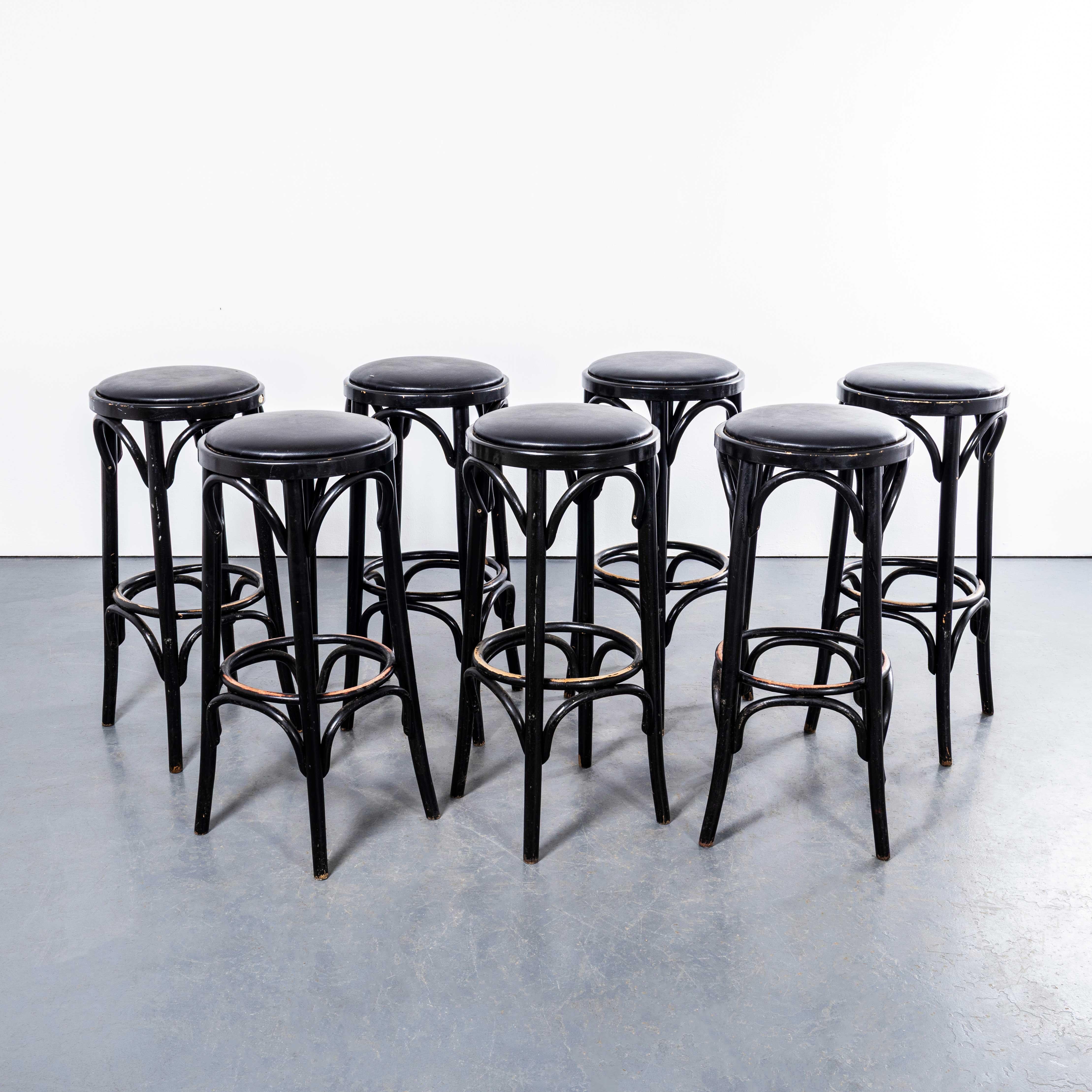 1970's Tall Ebonised Upholstered Bar Stools - Set Of Seven. 

Lot de tabourets de bar classiques en bois courbé de bonne qualité, finition ébène. Les tabourets ont été fabriqués en Europe de l'Est à partir de hêtre massif cintré à la vapeur, ils