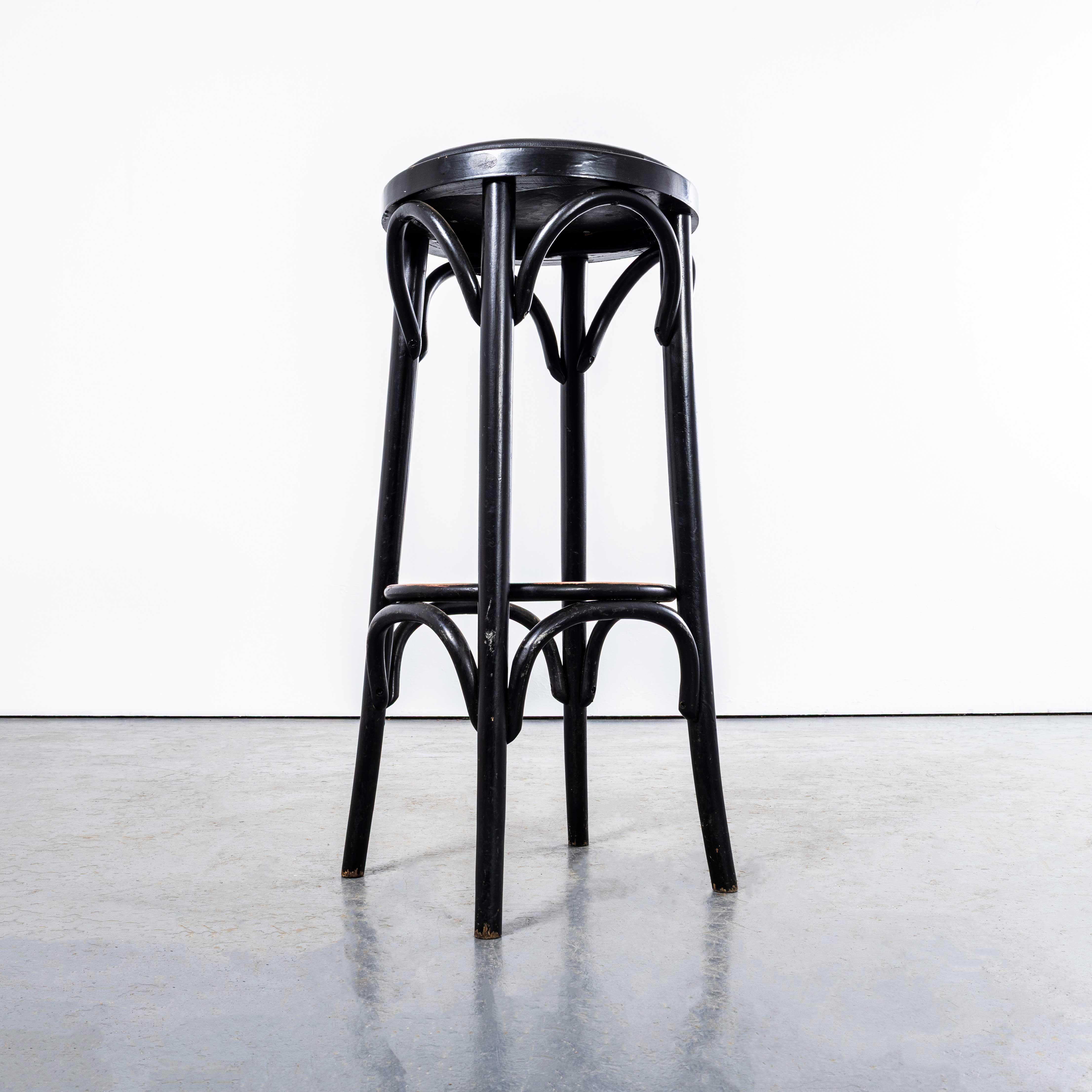 Européen Grand tabouret de bar ébonisé des années 1970 - Lot de sept en vente