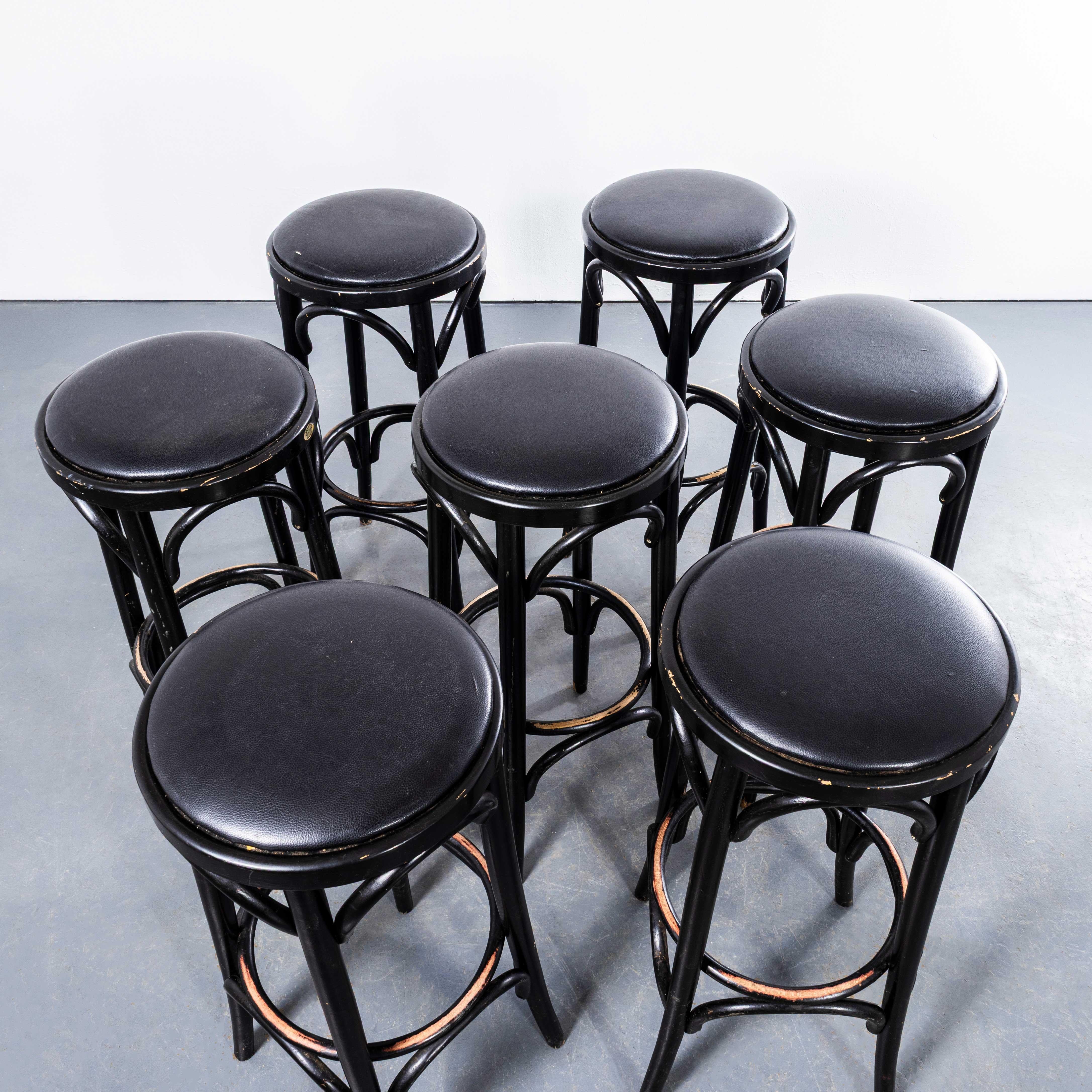 Grand tabouret de bar ébonisé des années 1970 - Lot de sept Bon état - En vente à Hook, Hampshire