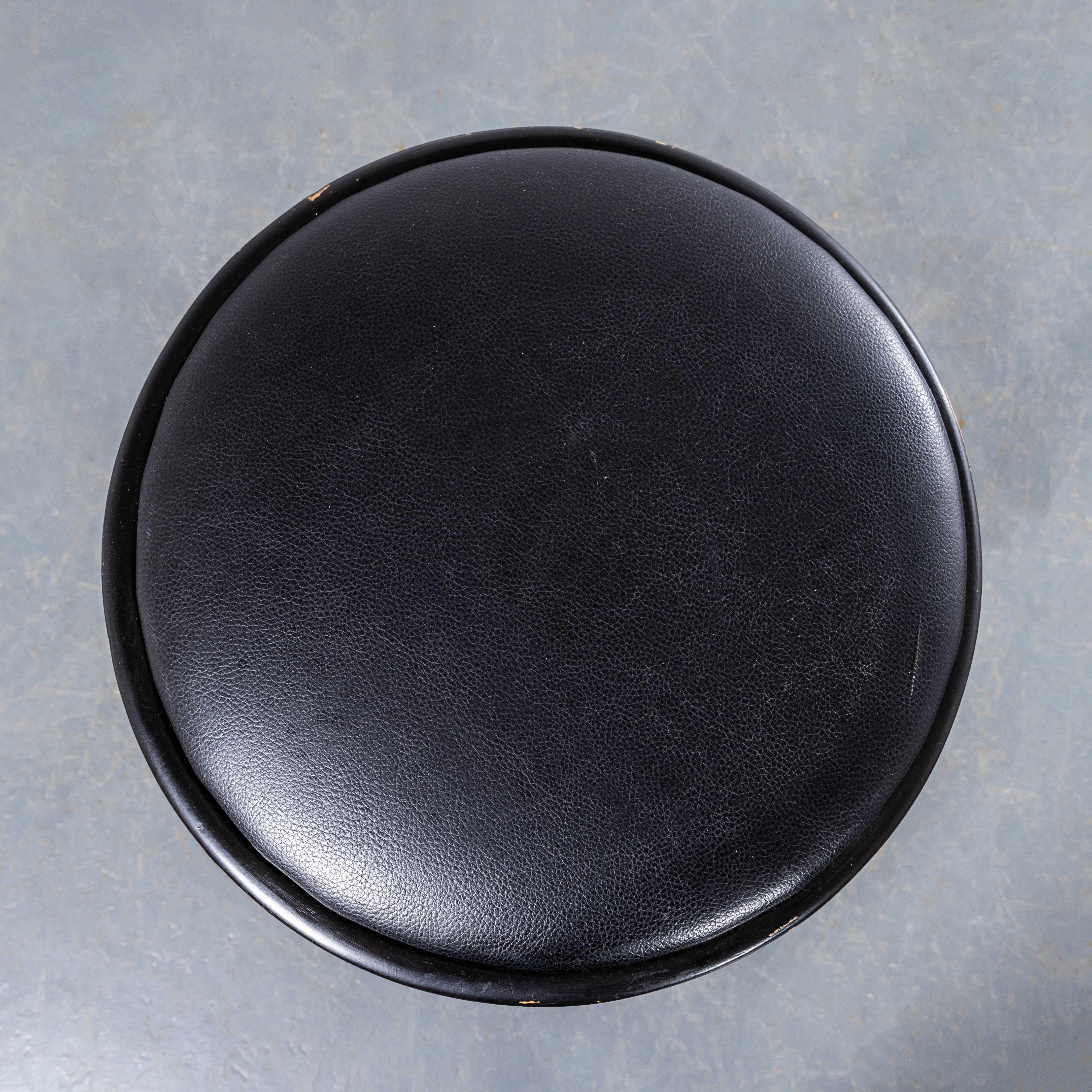 Fin du 20e siècle Grand tabouret de bar ébonisé des années 1970 - Lot de sept en vente