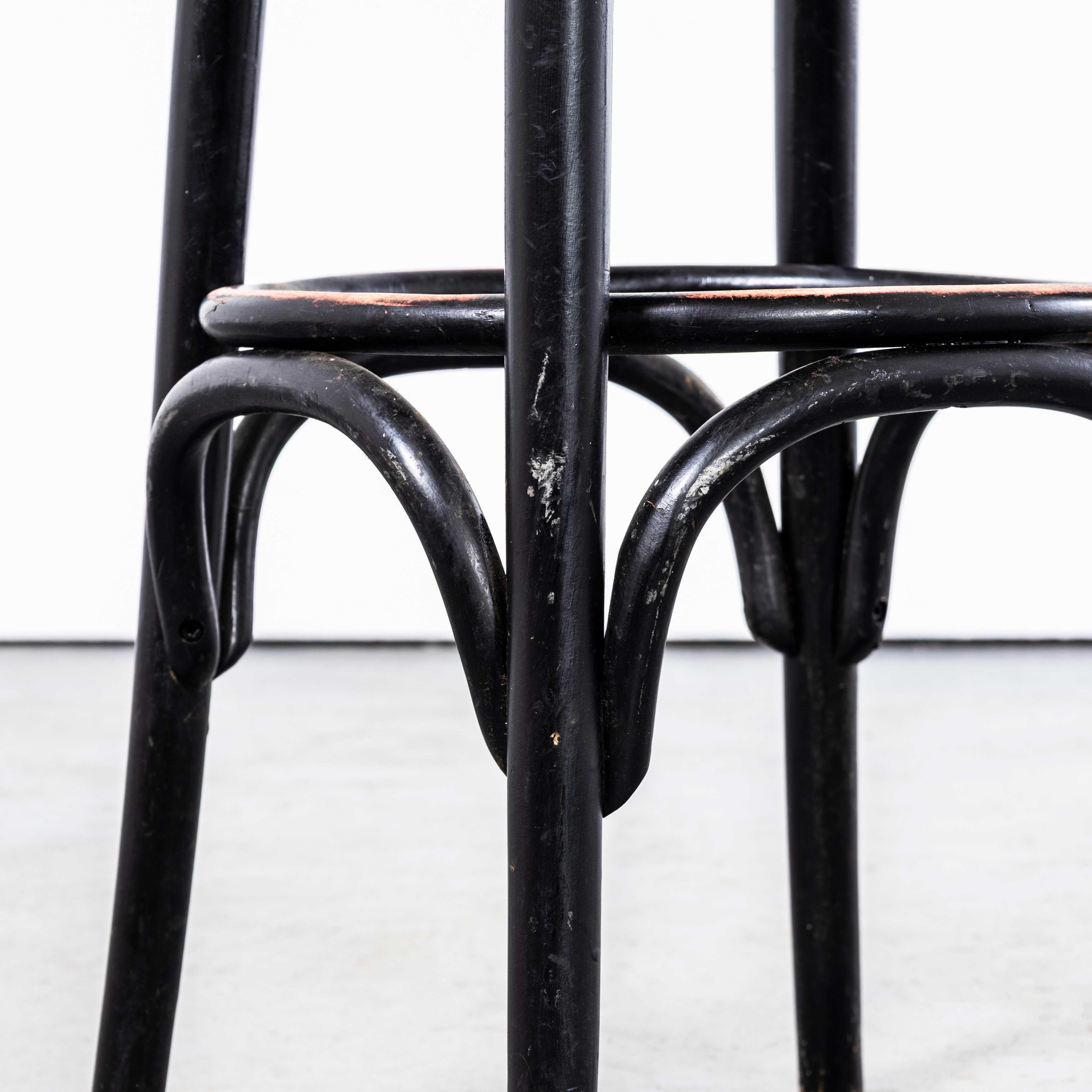 Grand tabouret de bar ébonisé des années 1970 - Lot de sept en vente 1