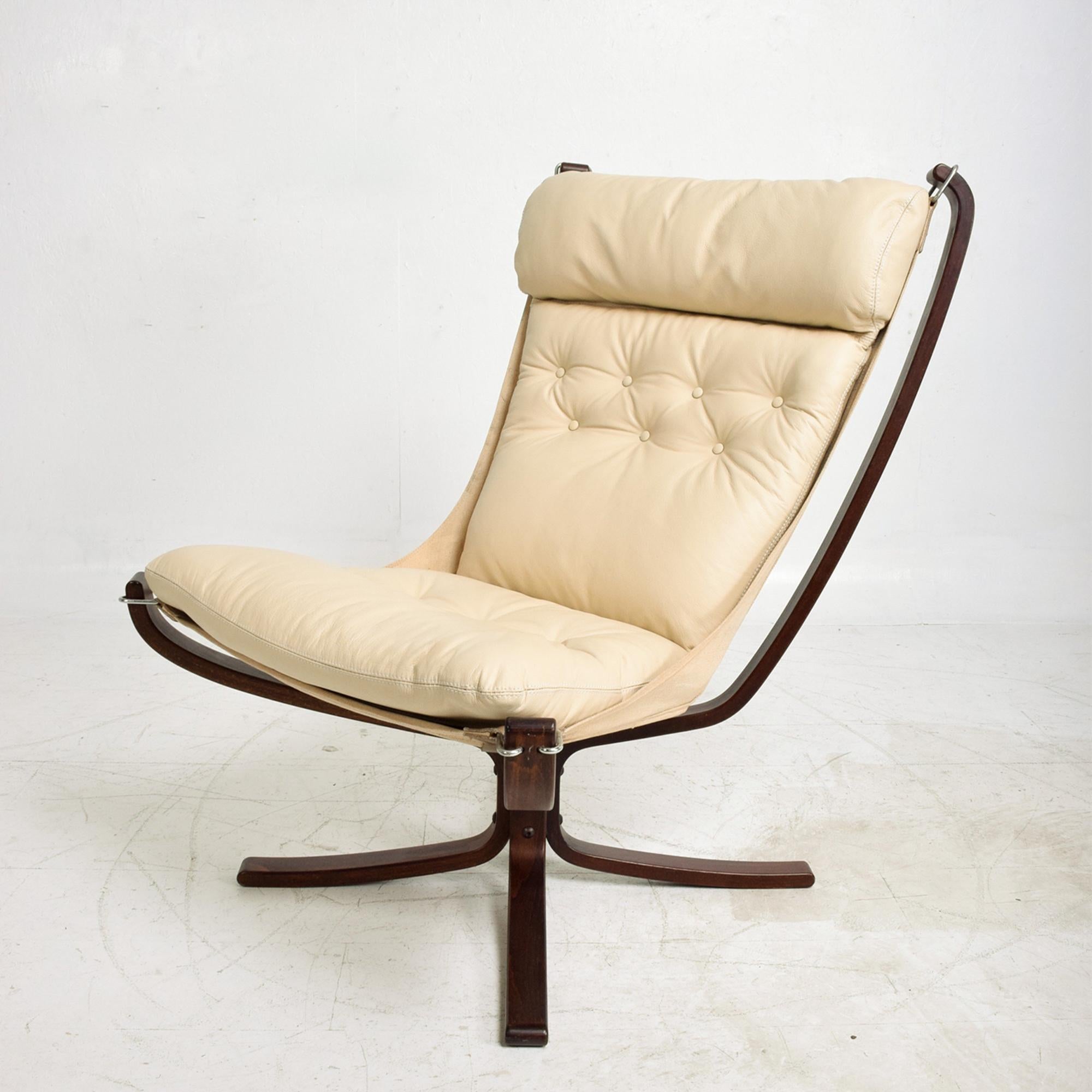 Scandinavian vintage modern Falcon leather lounge chair in ivory by Vatne Mobler Midcentury, Norway, 1970s
Features bentwood legs in a sculptural shape with a dark rosewood stain. (Original). Canvas in sun faded age. New leather cushion in