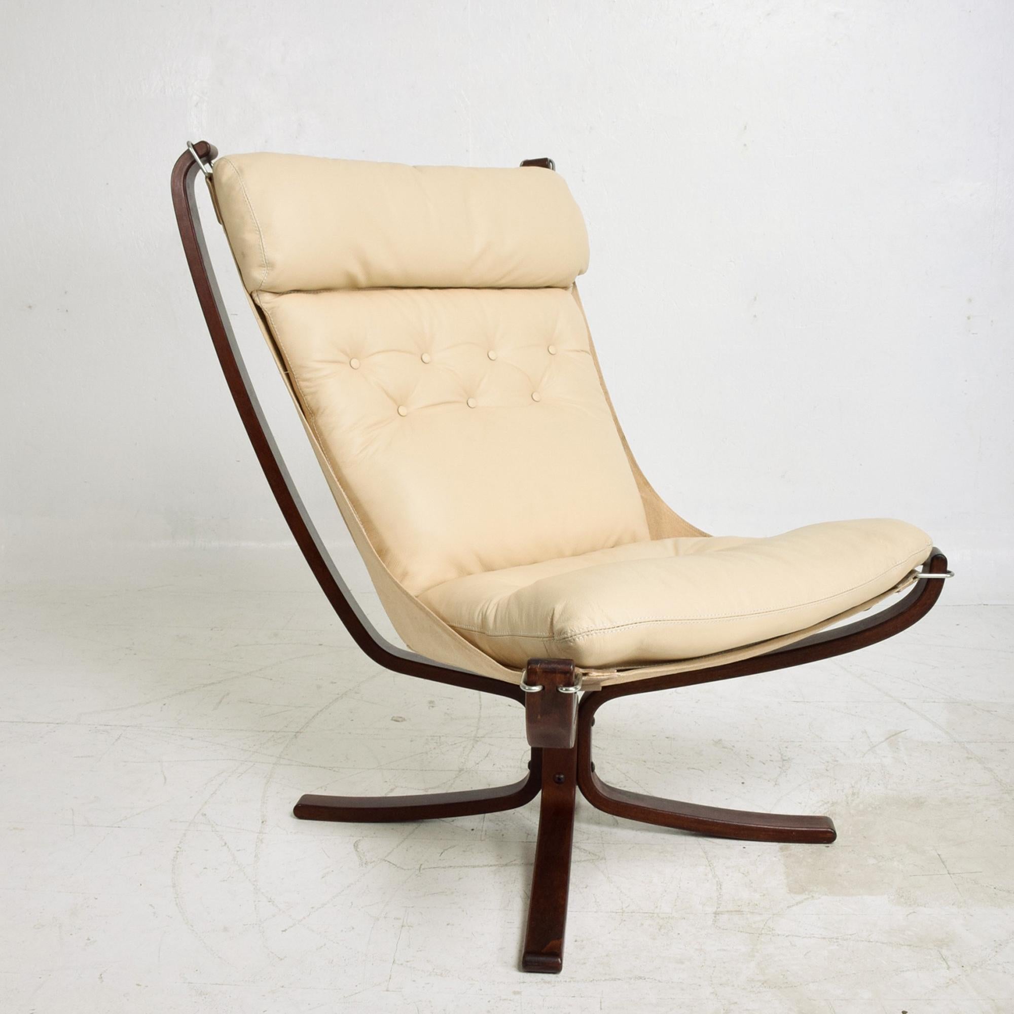 1970s Tall Falcon Chair Sigurd Ressell for Vatne Møbler Ivory Leather Norway In Good Condition In Chula Vista, CA