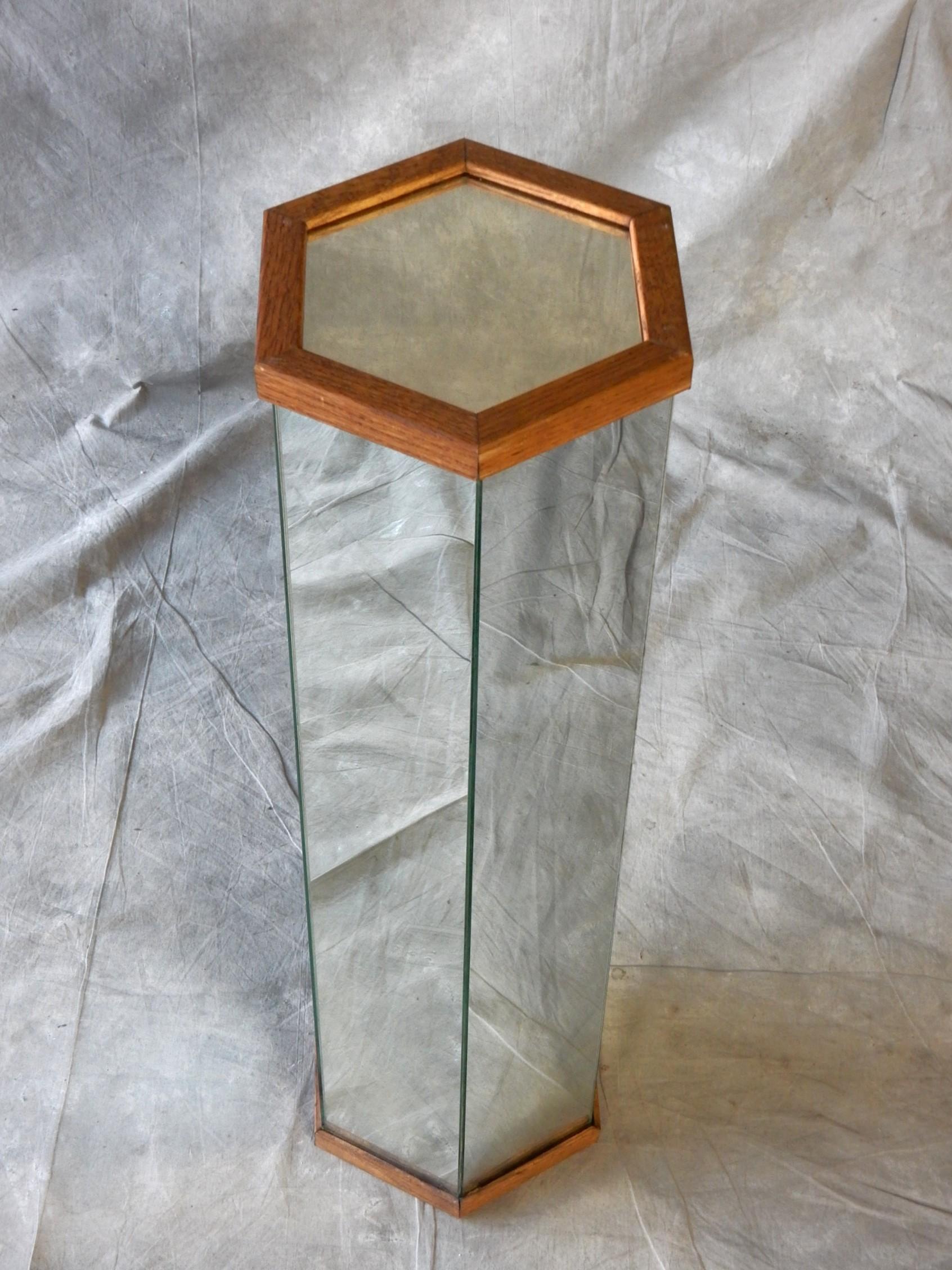 Postmoderne Grand miroir et piédestal d'art hexagonal des années 1970 en vente