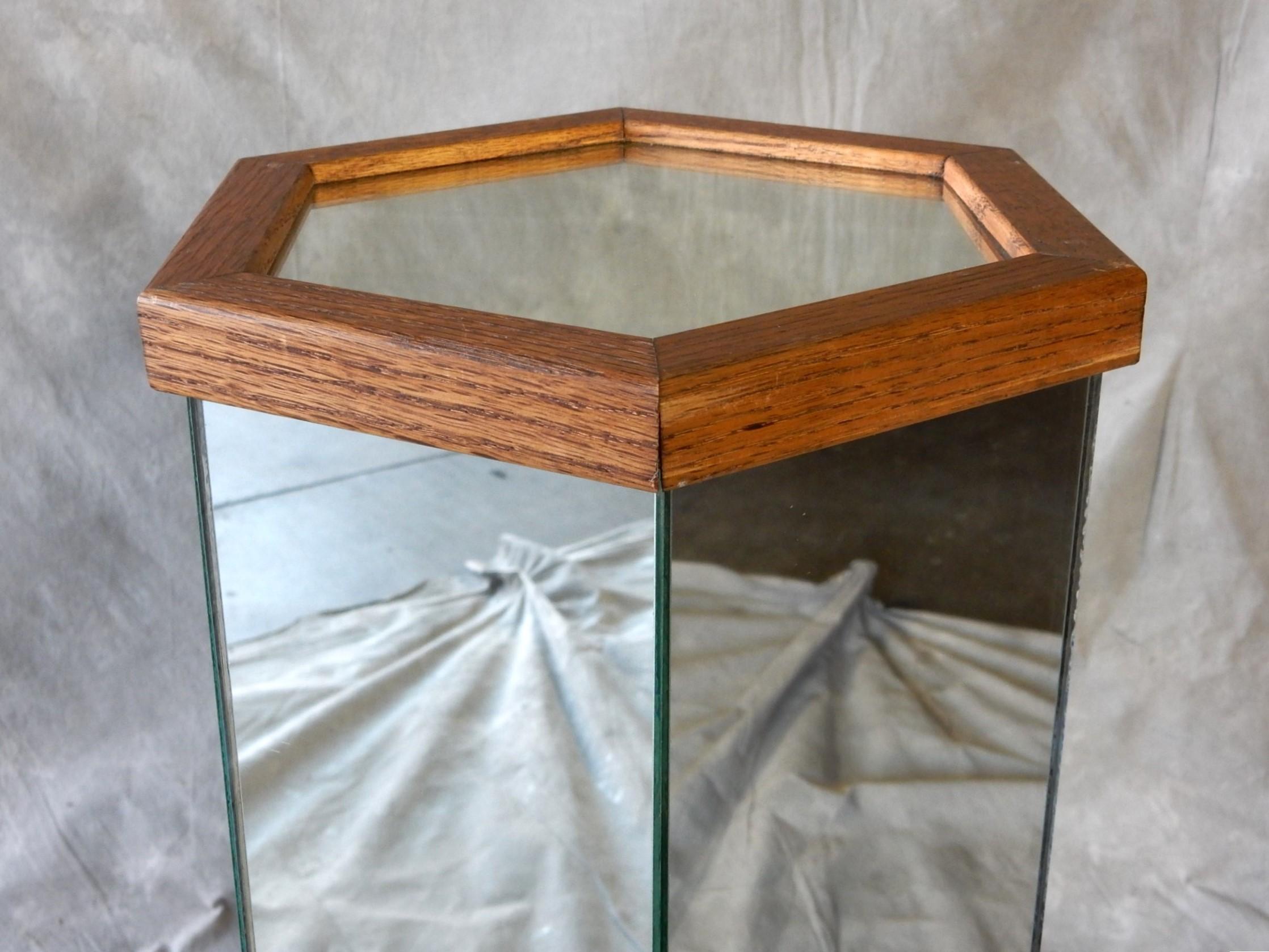 Grand miroir et piédestal d'art hexagonal des années 1970 Bon état - En vente à Las Vegas, NV