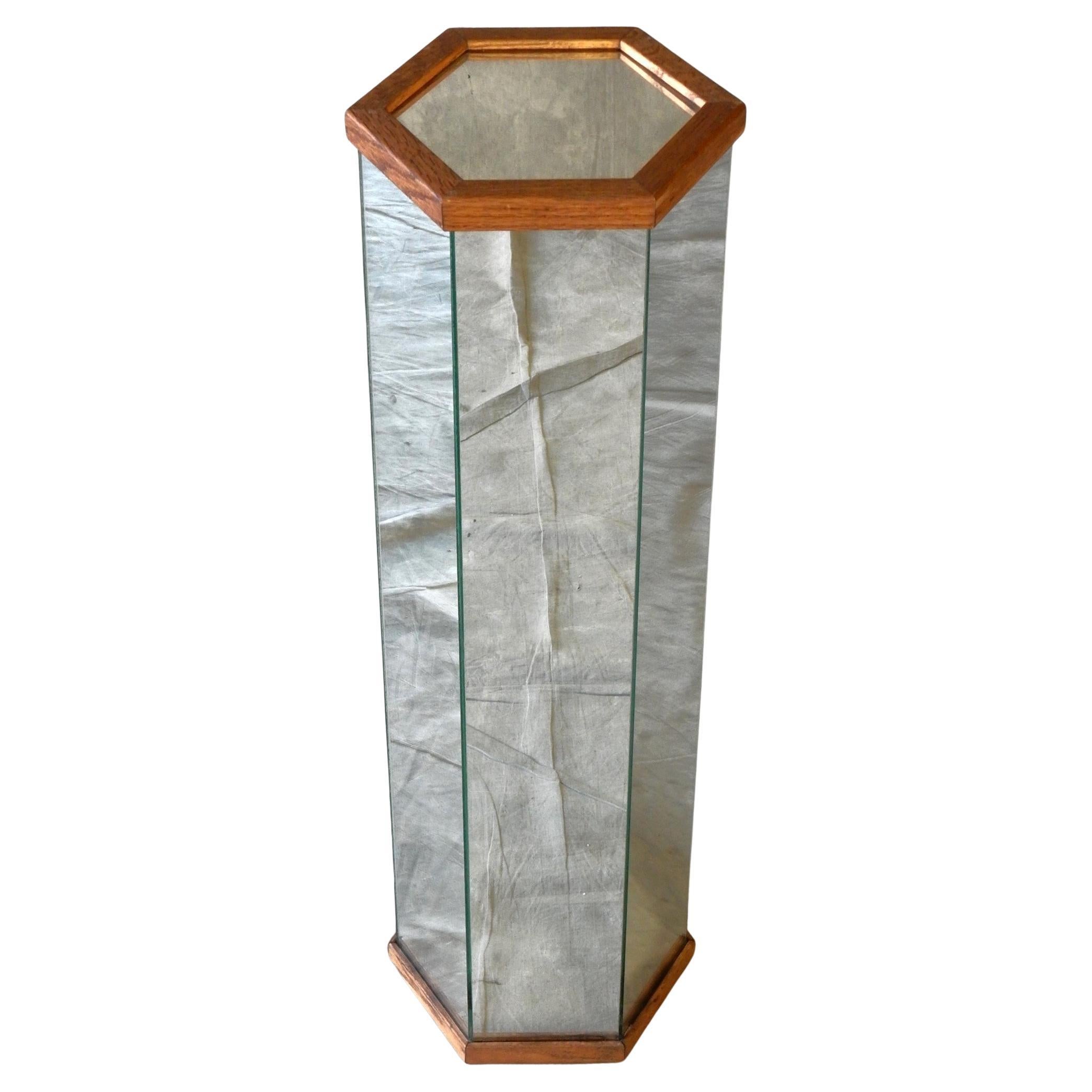 Espejo alto de los años 70 y pedestal artístico hexagonal de roble