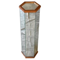 Espejo alto de los años 70 y pedestal artístico hexagonal de roble