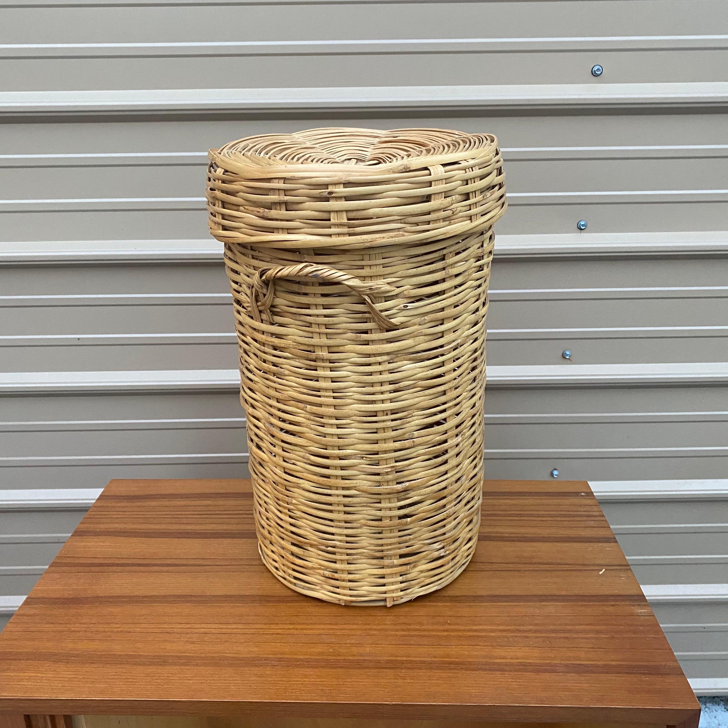 Vintage grand panier avec couvercle en très bon état. Parfait comme corbeille à papier ou pour le rangement afin de ranger le désordre de manière ordonnée. Pièce de décoration intemporelle. Livré avec deux pièces : le couvercle et la base.