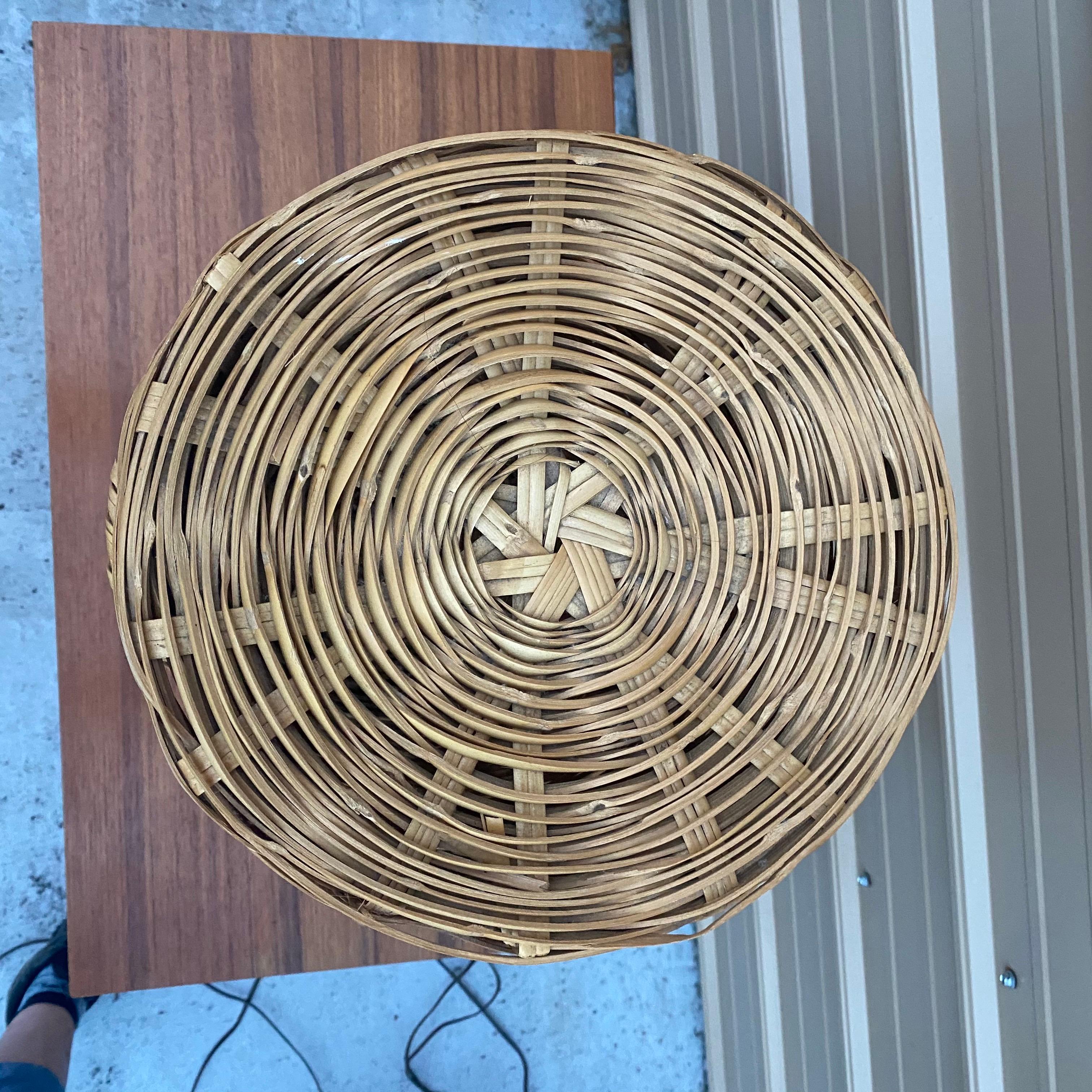 1970s Tall Natural Toned Basket with Lid, 2 Pieces In Good Condition For Sale In Cordova, SC